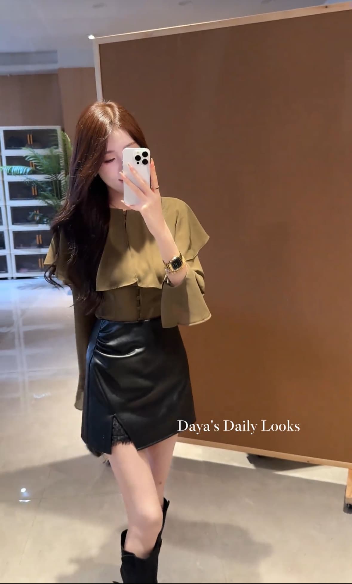프랑스식 부드러운 프릴 디자인 센스 슬림해 보이는 품격 셔츠 쇼트 스타일 가죽 스커트 두 조각 여성 세트 이미지 4
