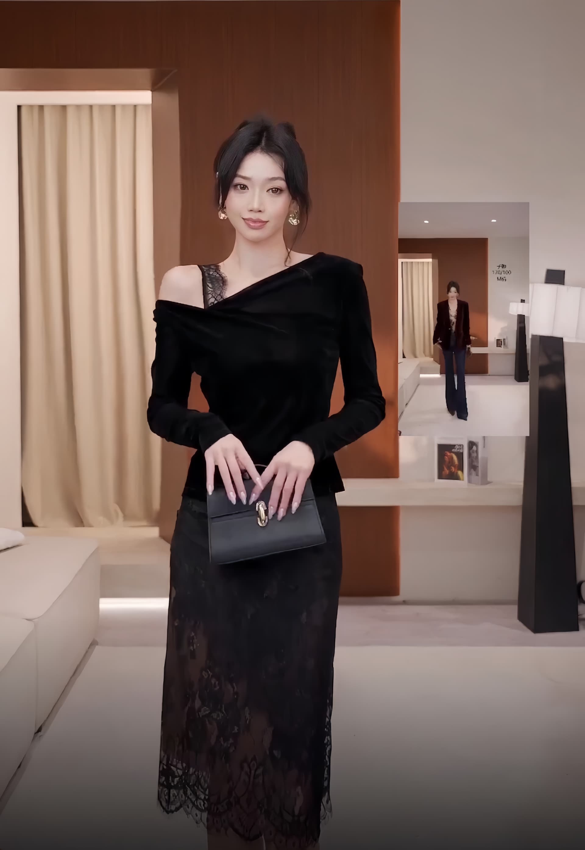 페이크 레이어드 레트로 레이스 조각 비대칭 흔들다 칼라 벨벳 기본 셔츠 이미지 2
