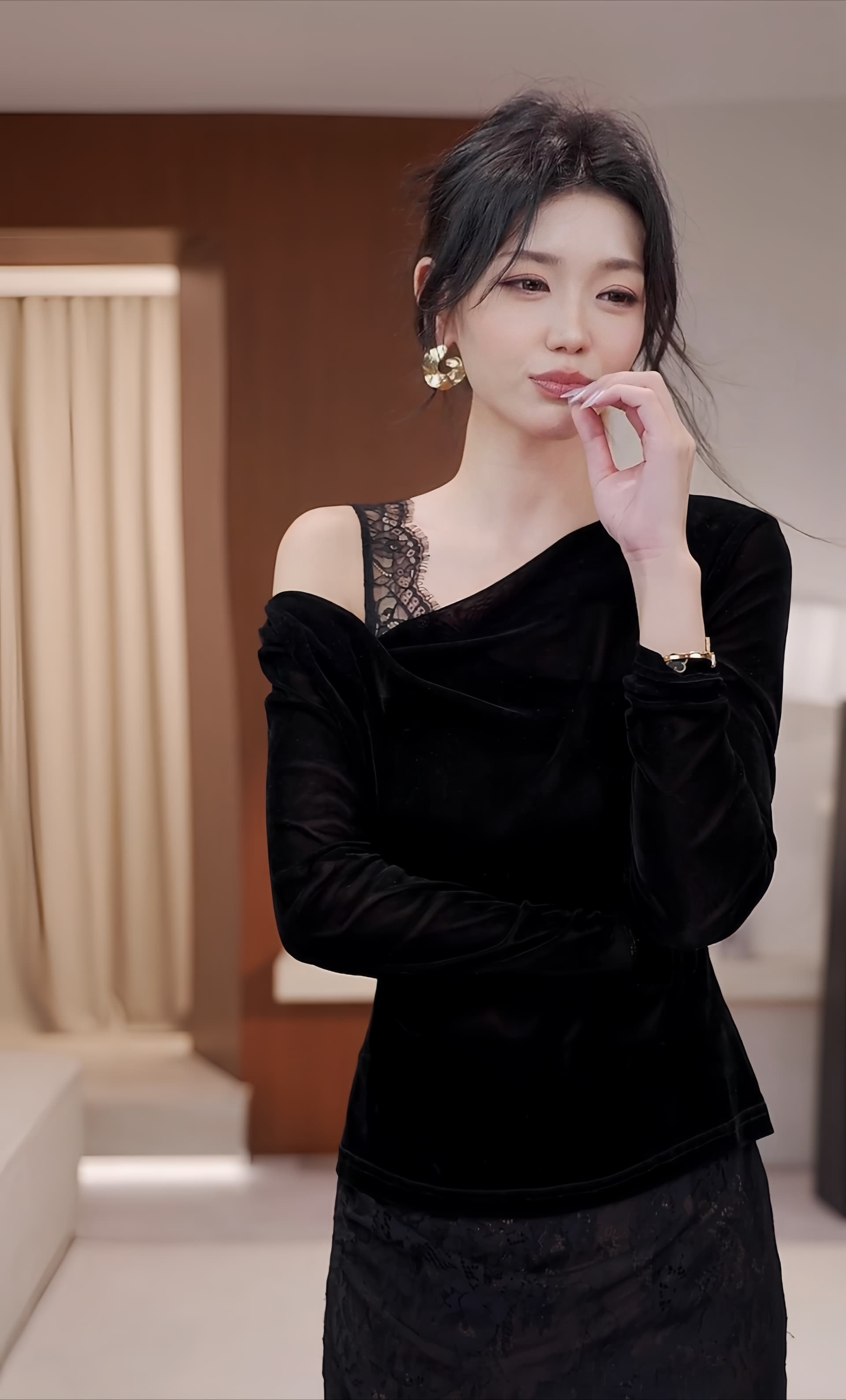 페이크 레이어드 레트로 레이스 조각 비대칭 흔들다 칼라 벨벳 기본 셔츠 상세 이미지 2