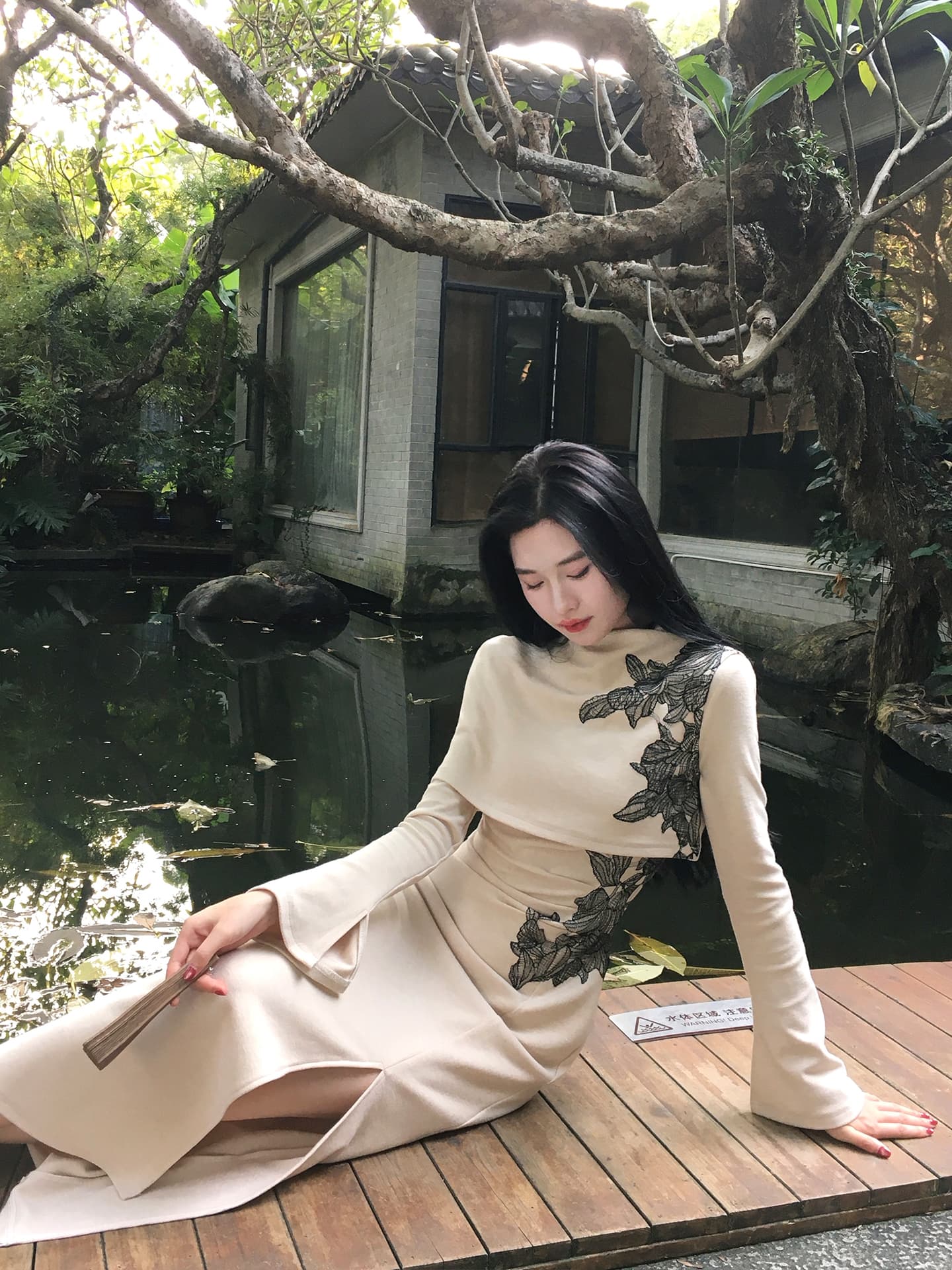 2026 새로운 가을 메이플 시리아 새로운 중식 니트 여성 드레스 이른 가을 프랑스식 망토 숄 긴팔 치파오 롱 스커트 상세 이미지 1