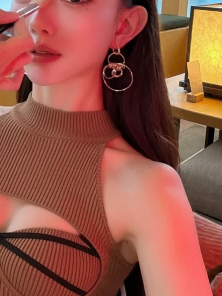 이른 가을 핫걸 품격 이슬 쇄골 홀로우 아웃 디자인 센스 민소매 조끼 빛 요리 한 바람 슬림해 보이는 자이언트 잘 생긴 외출용 맨위 이미지 3