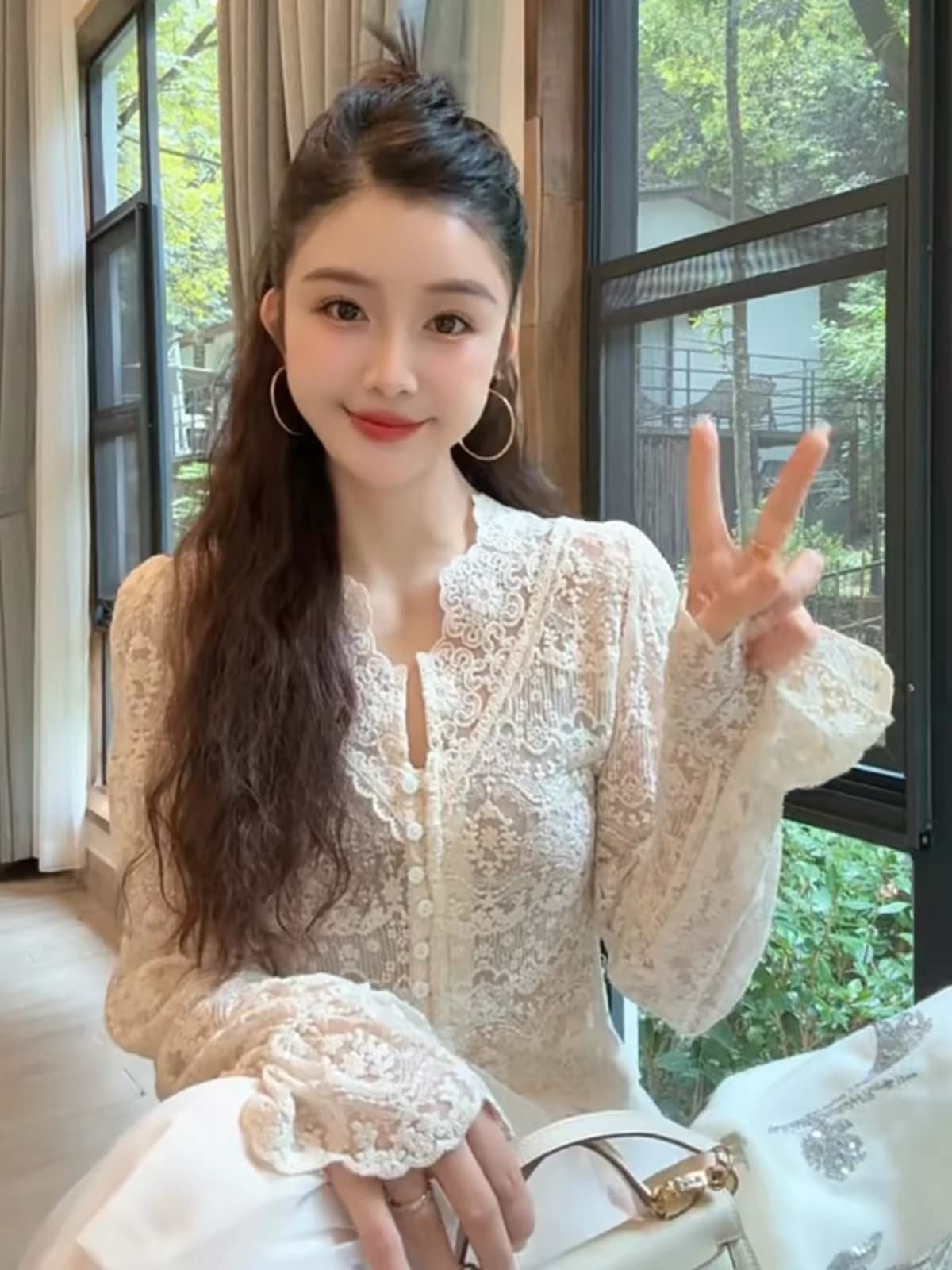 프랑스식 V넥 자수 만나는 레이스 셔츠 여성 가을 겨울 새로운 고유 한 Chic 루즈핏 슬림해 보이는 스택 착용 인사이드 잡아라. 의류 상세 이미지 3