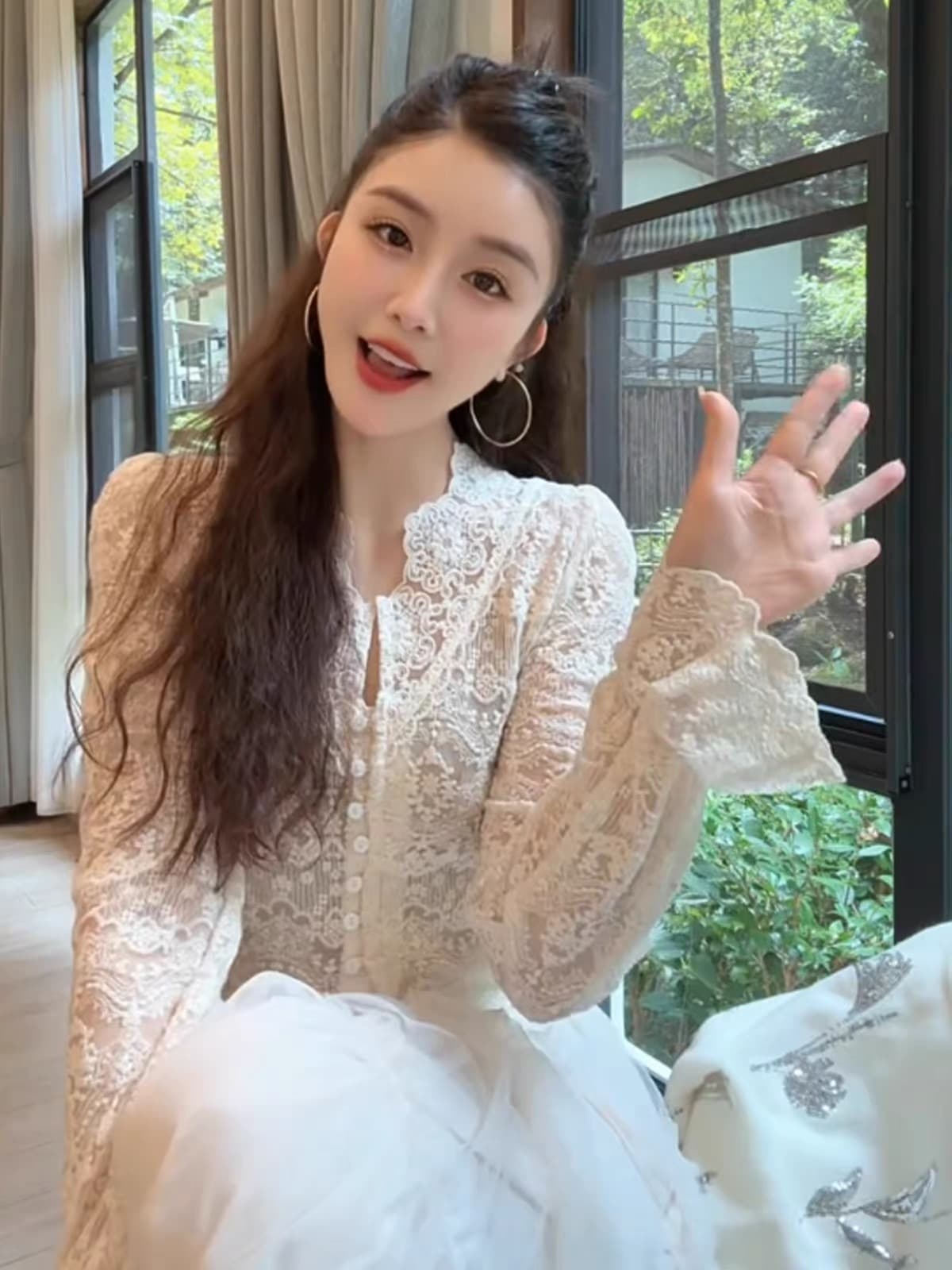 프랑스식 V넥 자수 만나는 레이스 셔츠 여성 가을 겨울 새로운 고유 한 Chic 루즈핏 슬림해 보이는 스택 착용 인사이드 잡아라. 의류 상세 이미지 4