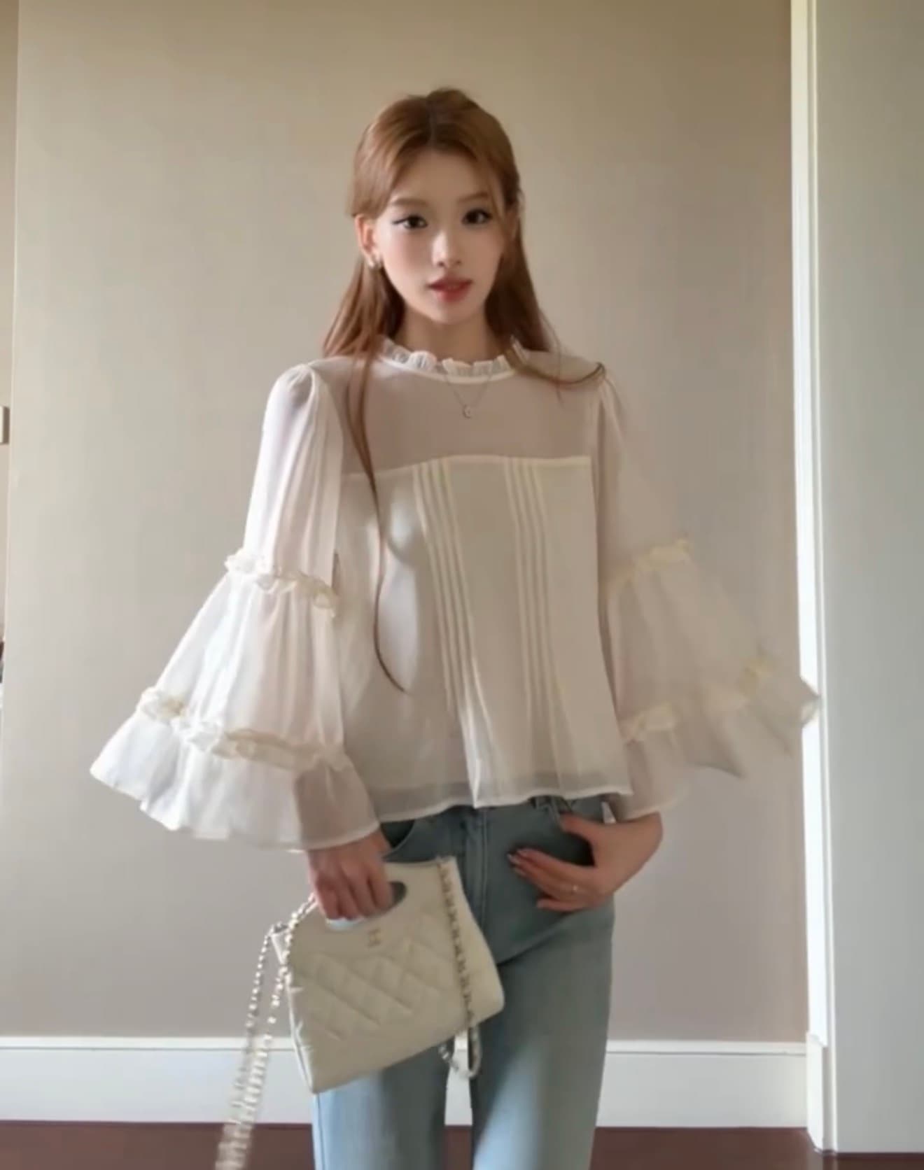 베이지 색 쉬폰 셔츠 여자 가을 2026 새로운 고급 센스 프랑스식 사소한 나팔 소매 인형 셔츠 맨위 상세 이미지 1