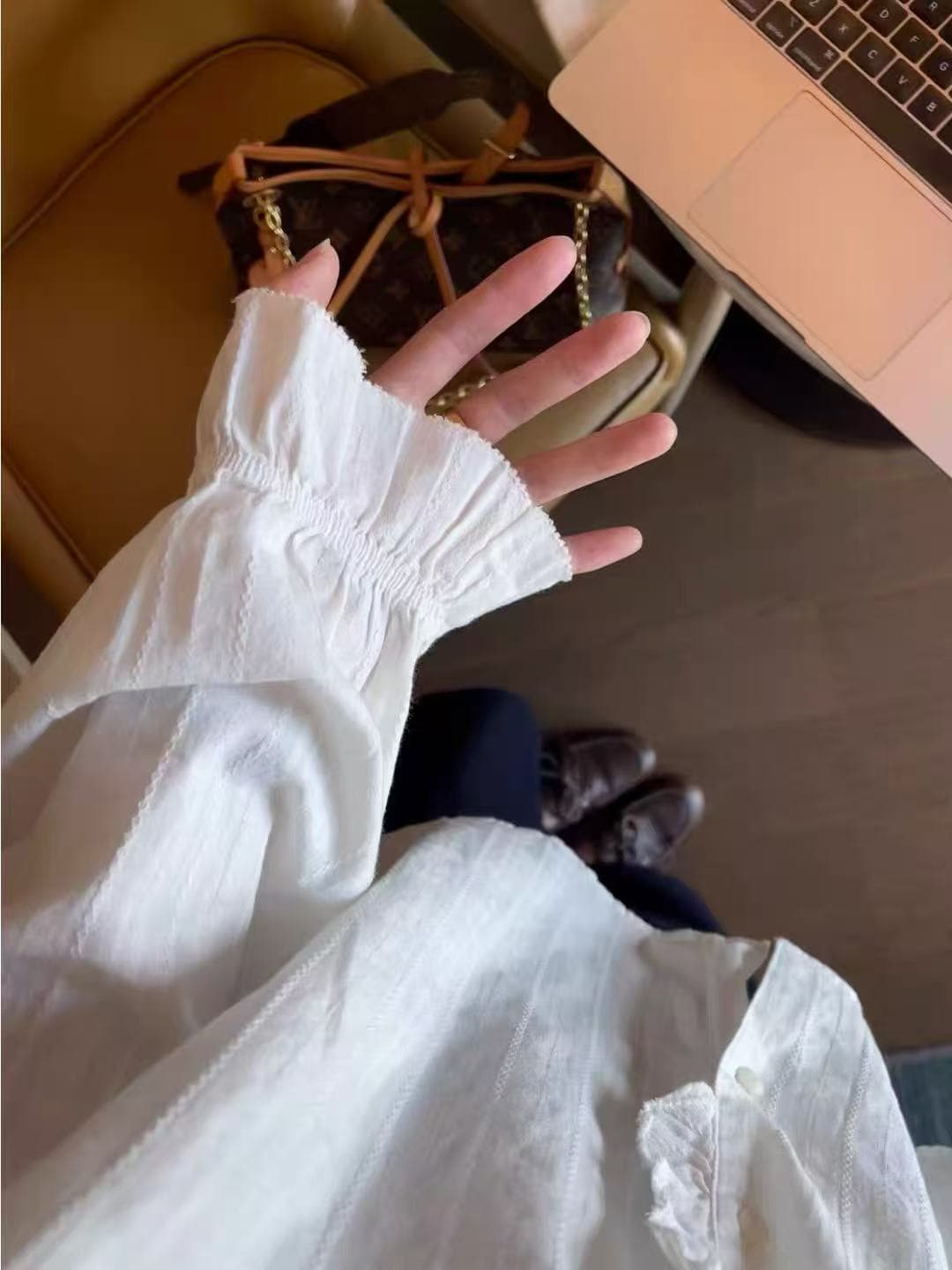 일상 출퇴근 루즈핏 슬림해 보이는 V넥 긴팔 여성 셔츠 가을 섹션 작은 대중 디자인 센스 프릴 화이트 맨위 상세 이미지 3