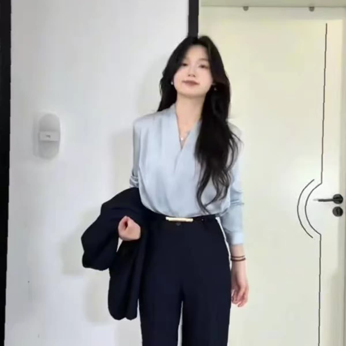 프랑스식 파란색 V넥 여성 셔츠 봄 새로운 고급 센스 출퇴근 경력 셔츠 스택 착용 인사이드 가져 가라. 긴팔 맨위 이미지 5