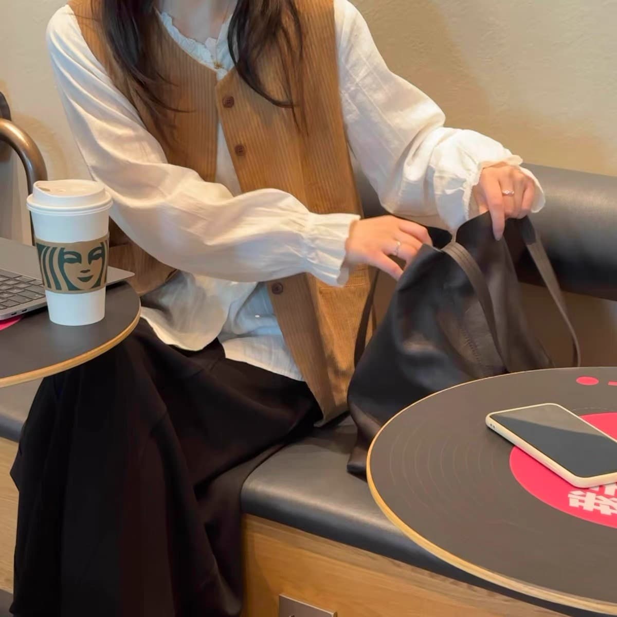 캐러멜 색상 레트로 코듀로이 어깨 베스트 스택 착용 레이스 셔츠 투피스 세트 ins 가을 분위기 센스 착용 가져 가라. 이미지 3