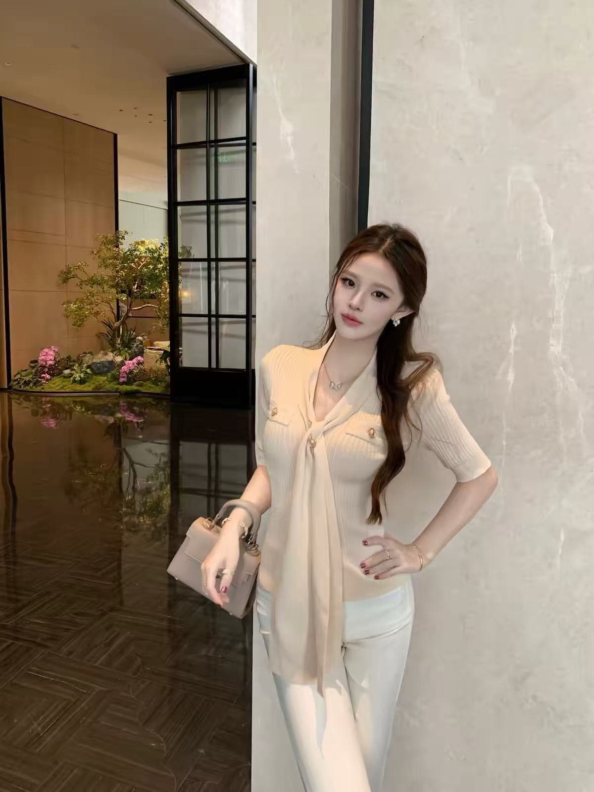 작은 샤넬 스타일 리본 V넥 중간 소매 니트 티셔츠 여성 여름 몸매 가꾸기 슬림해 보이는 기본 셔츠 다용도 긍정적 인 어깨 풀오버 맨위 이미지 4