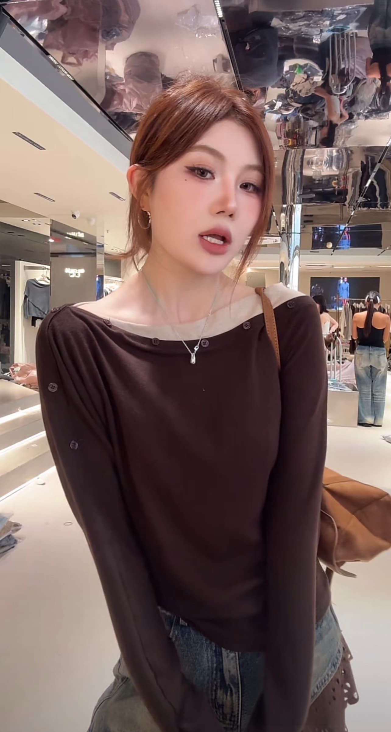 비스듬한 어깨 페이크 레이어드 만나는 여성 이른 가을 맨위 슬림해 보이는 인사이드 가져 가라. 기본 셔츠 상세 이미지 3