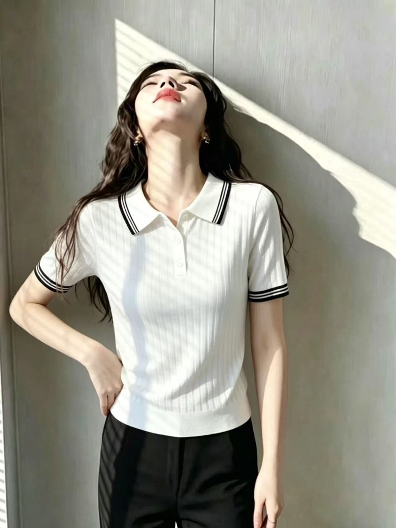 부드러운 바람 화이트 POLO 칼라 니트 반팔 여성 여름 드레스 디자인 센스 단추 몸매 가꾸기 맨위 배색 스트라이프 티셔츠 이미지 2