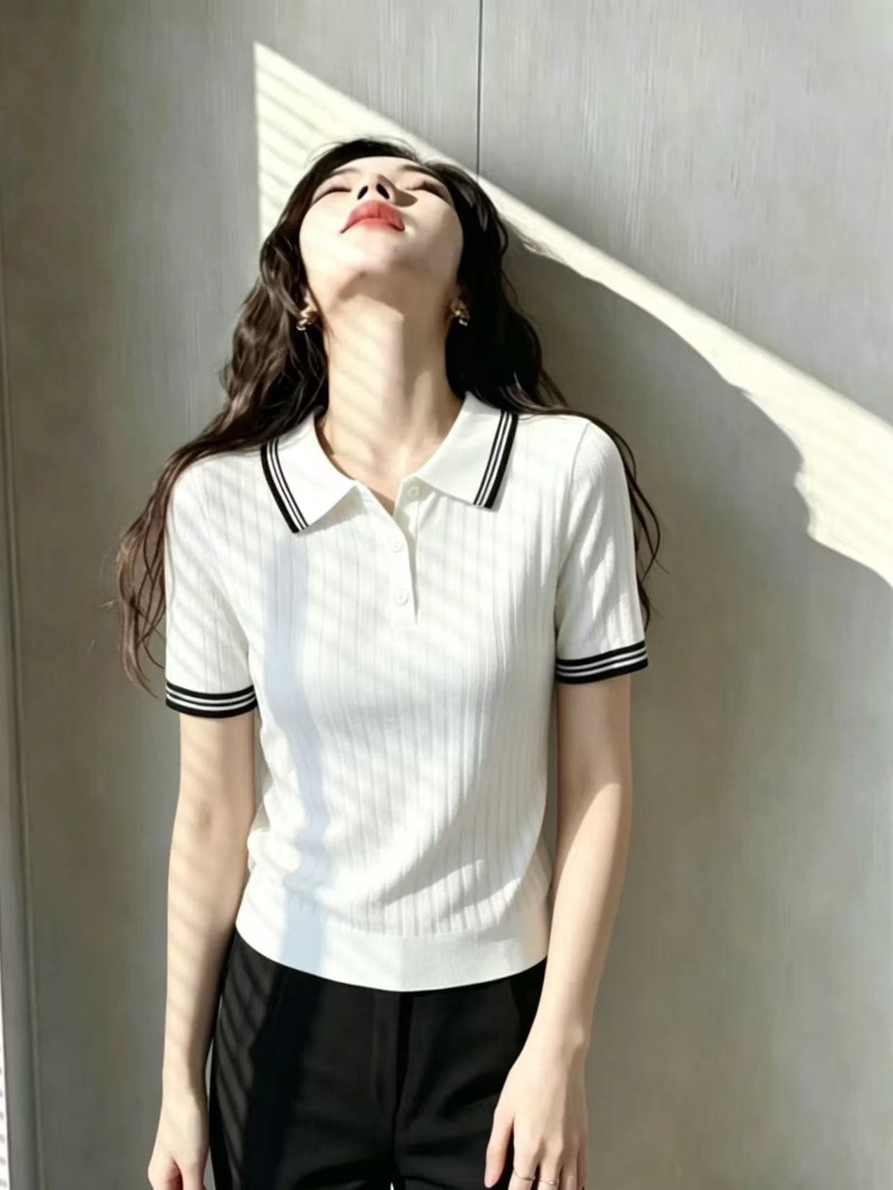 부드러운 바람 화이트 POLO 칼라 니트 반팔 여성 여름 드레스 디자인 센스 단추 몸매 가꾸기 맨위 배색 스트라이프 티셔츠 상세 이미지 2