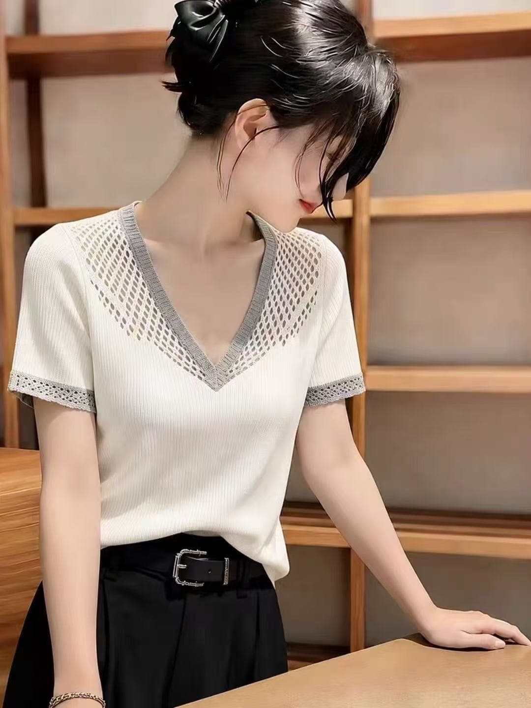 레트로 화이트 홀로우 아웃 V넥 반팔 니트 스웨터 여성 2026 여름 새로운 고유 한 Chic 몸매 가꾸기 다용도 맨위 상세 이미지 4