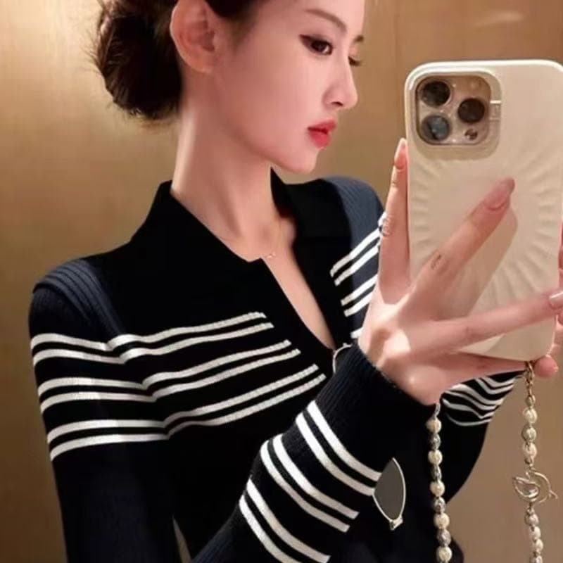 이모 바람 검정색 스트라이프 V넥 니트 스웨터 여성 2026 가을 새로운 몸매 가꾸기 슬림해 보이는 인사이드 가져 가라. 만나는 맨위 트렌디 이미지 4