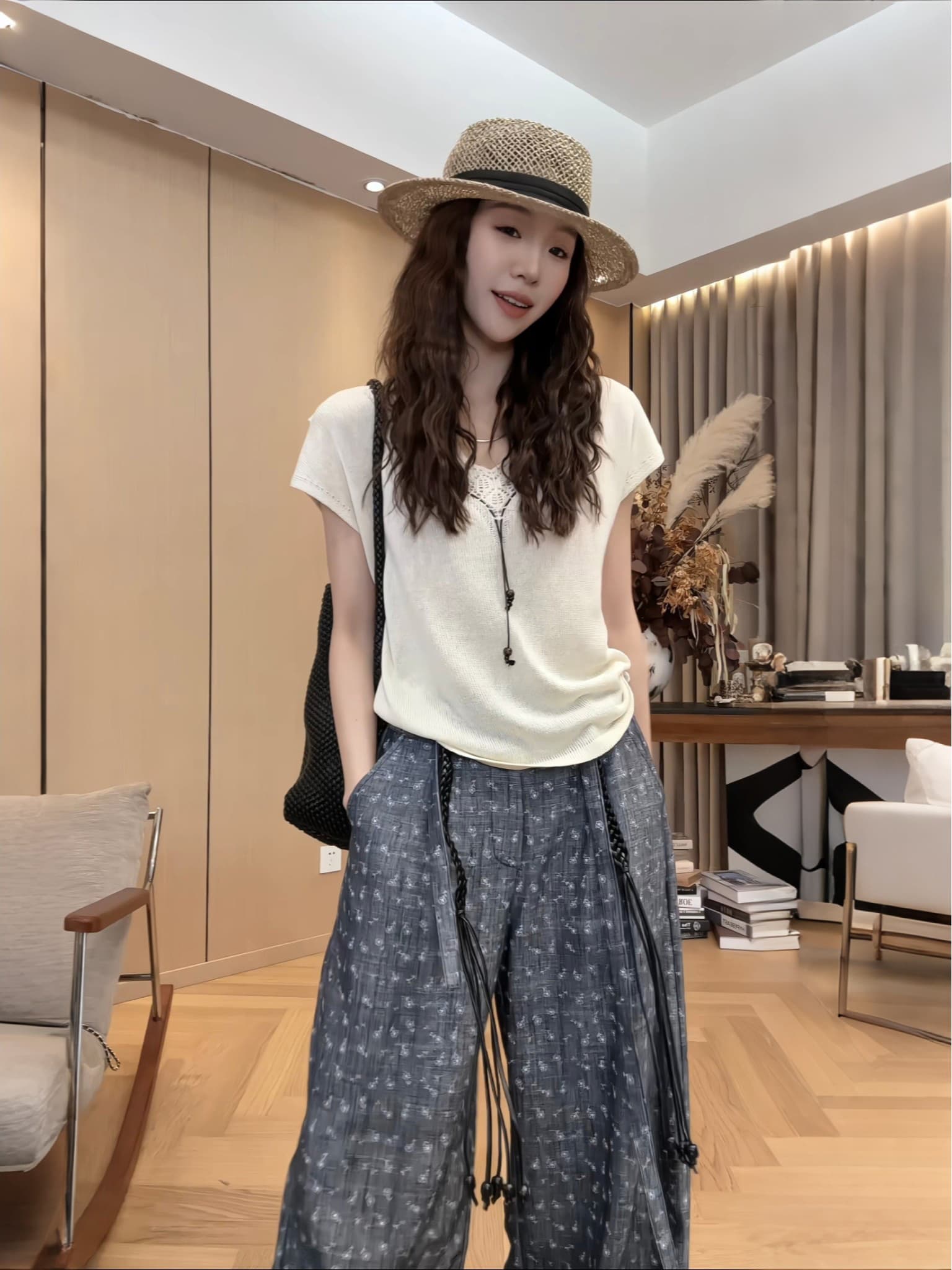 있음 도착 빅 사이즈 chic 비즈 V넥 홀로우 아웃 반팔 티셔츠 여성 여름 지방 mm 슬림해 보이는 표지 고기 고유 한 Chic 상세 이미지 3