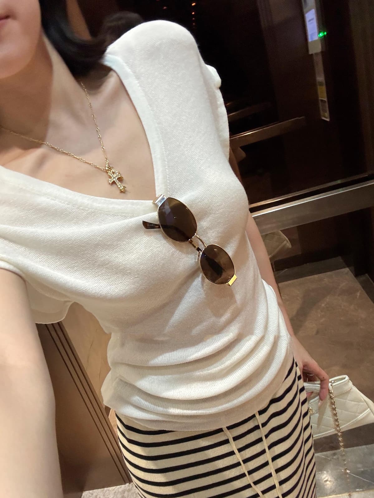 있음 도착 느긋한 품격 V넥 반팔 티셔츠 여성 부드러운 찹쌀 몸매 가꾸기 슬림해 보이는 맨위 스트라이프 반신 스커트 세트 상세 이미지 7