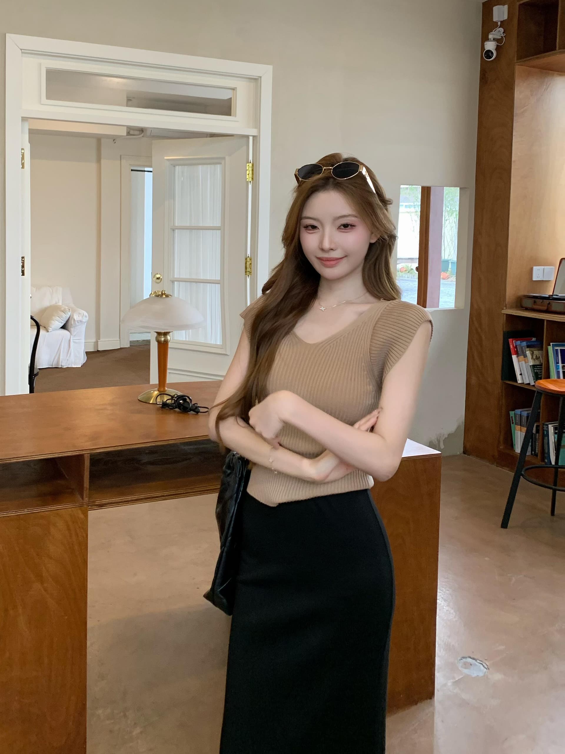 있음 도착 V넥 구덩이 기사 니트 반팔 티셔츠 여성 여름 디자인 센스 작은 대중 몸매 가꾸기 슬림해 보이는 핫걸 여성 상세 이미지 7