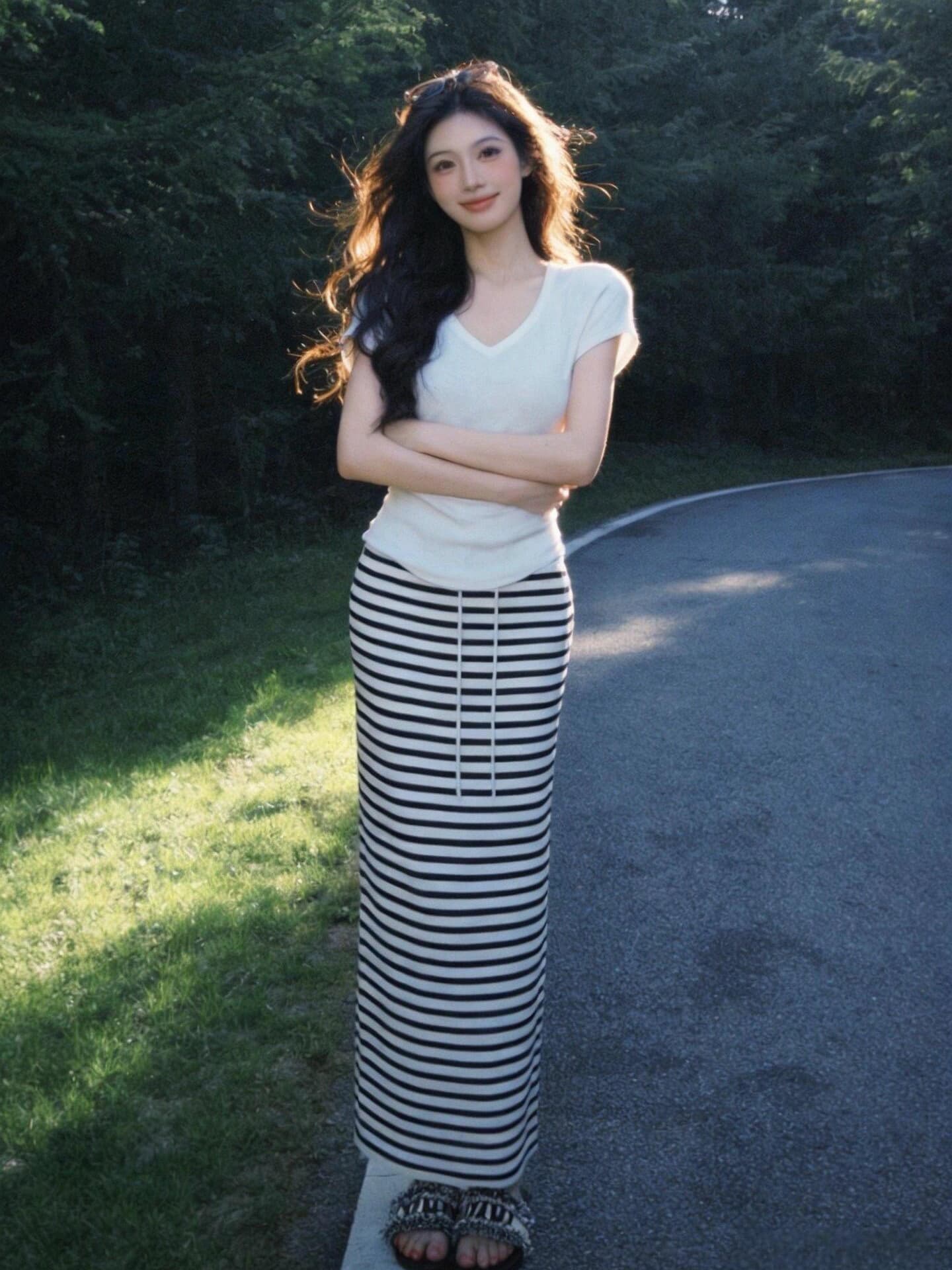 있음 도착 느긋한 품격 V넥 반팔 티셔츠 여성 부드러운 찹쌀 몸매 가꾸기 슬림해 보이는 맨위 스트라이프 반신 스커트 세트 상세 이미지 2