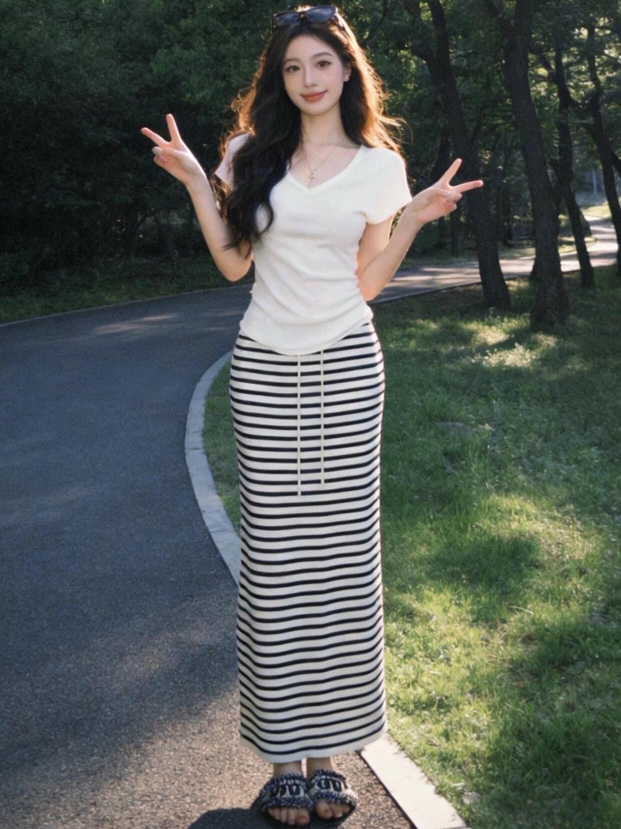 있음 도착 느긋한 품격 V넥 반팔 티셔츠 여성 부드러운 찹쌀 몸매 가꾸기 슬림해 보이는 맨위 스트라이프 반신 스커트 세트 상세 이미지 3