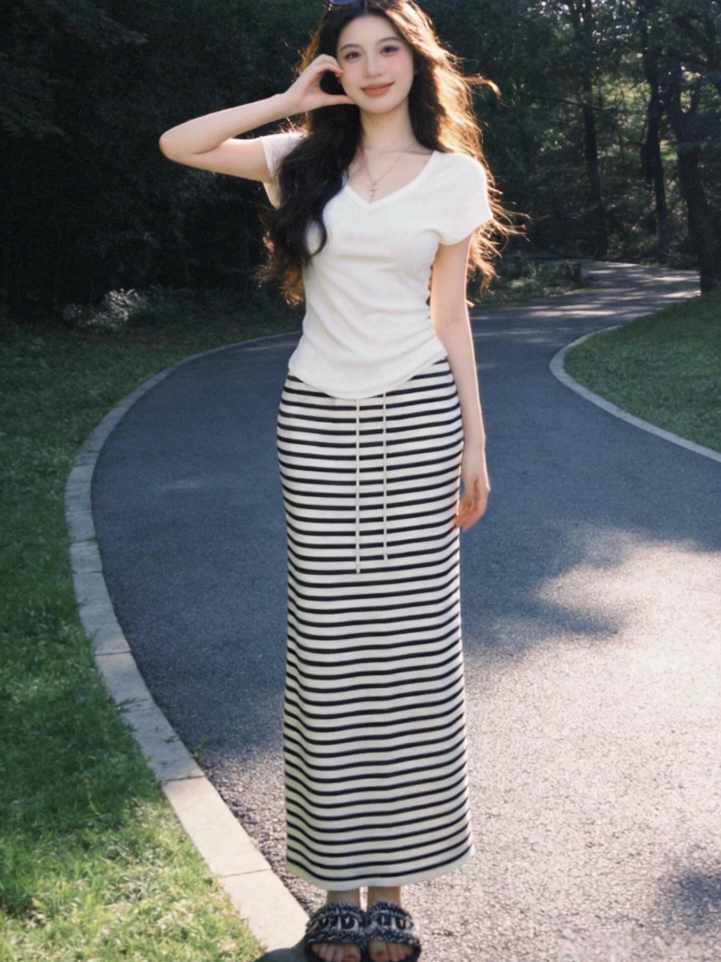 있음 도착 느긋한 품격 V넥 반팔 티셔츠 여성 부드러운 찹쌀 몸매 가꾸기 슬림해 보이는 맨위 스트라이프 반신 스커트 세트 상세 이미지 5