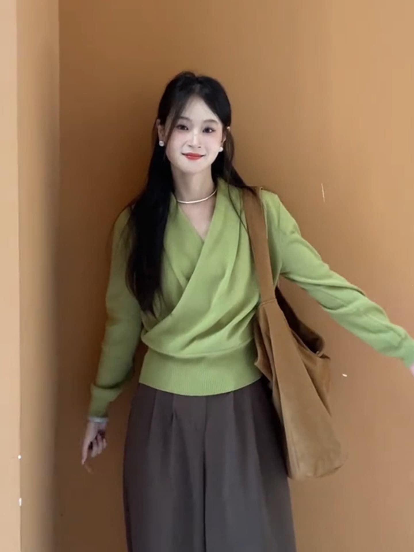 있음 도착 십자가 V넥 긴팔 니트 기본 셔츠 여성 가을 겨울 디자인 센스 아름다운 인사이드 가져 가라. 쇼트 스타일 작은 맨위 상세 이미지 2