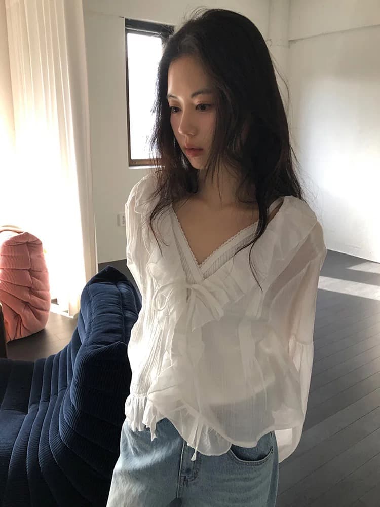 재고 있음 chic 가벼움 시스루 프릴 V넥 레이스 업 셔츠 상세 이미지 2