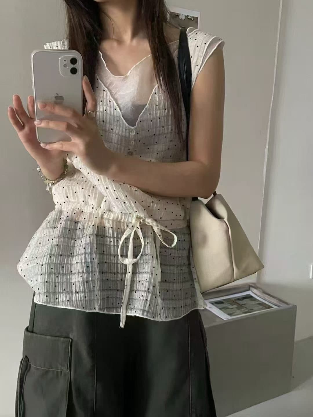 chic 한 부서 디자인 센스 슬림해 보이는 페이크 레이어드 도트 무늬 조끼 작은 셔츠 여성 재고 있음 상세 이미지 3