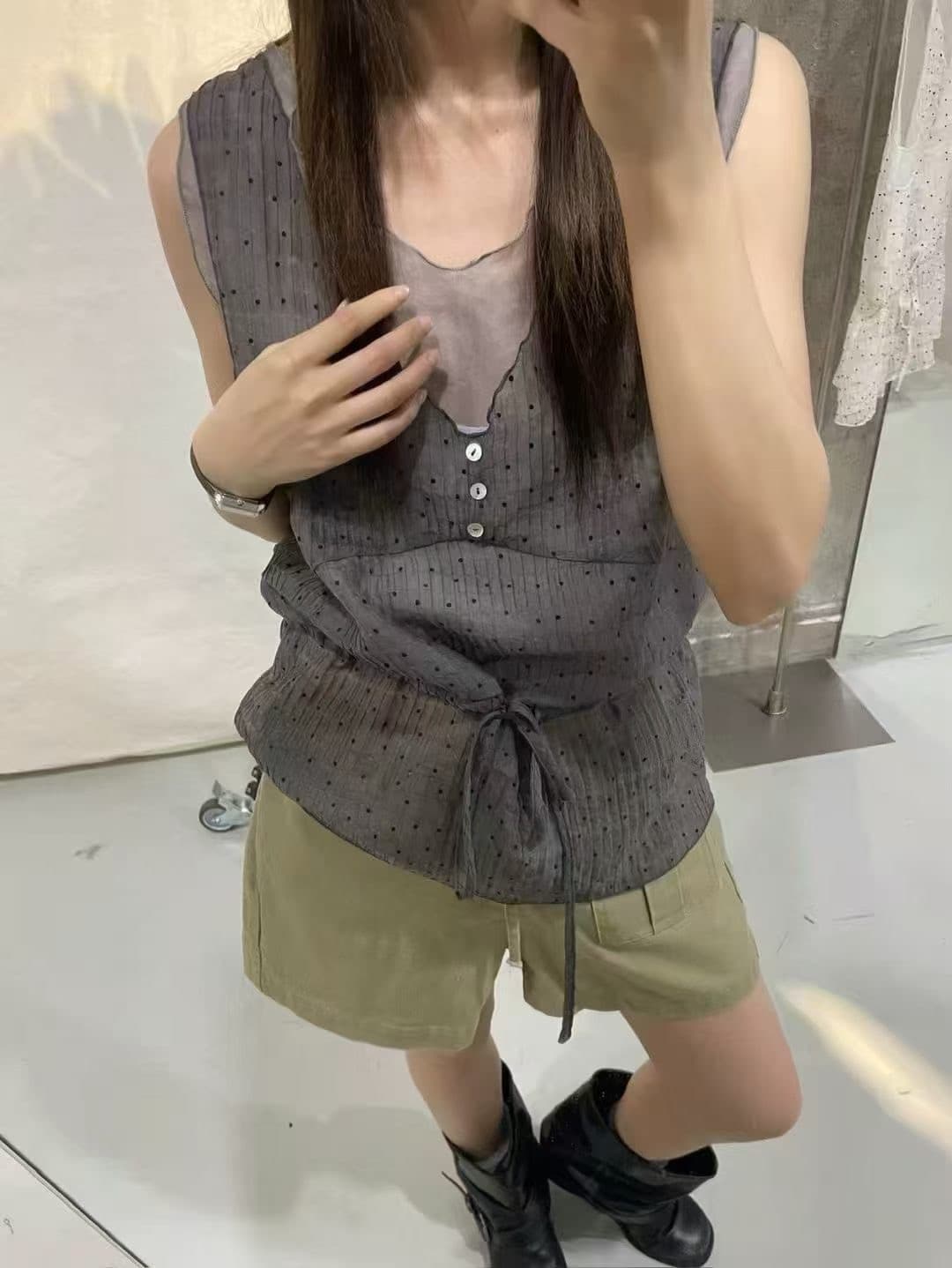 chic 한 부서 디자인 센스 슬림해 보이는 페이크 레이어드 도트 무늬 조끼 작은 셔츠 여성 재고 있음 상세 이미지 7