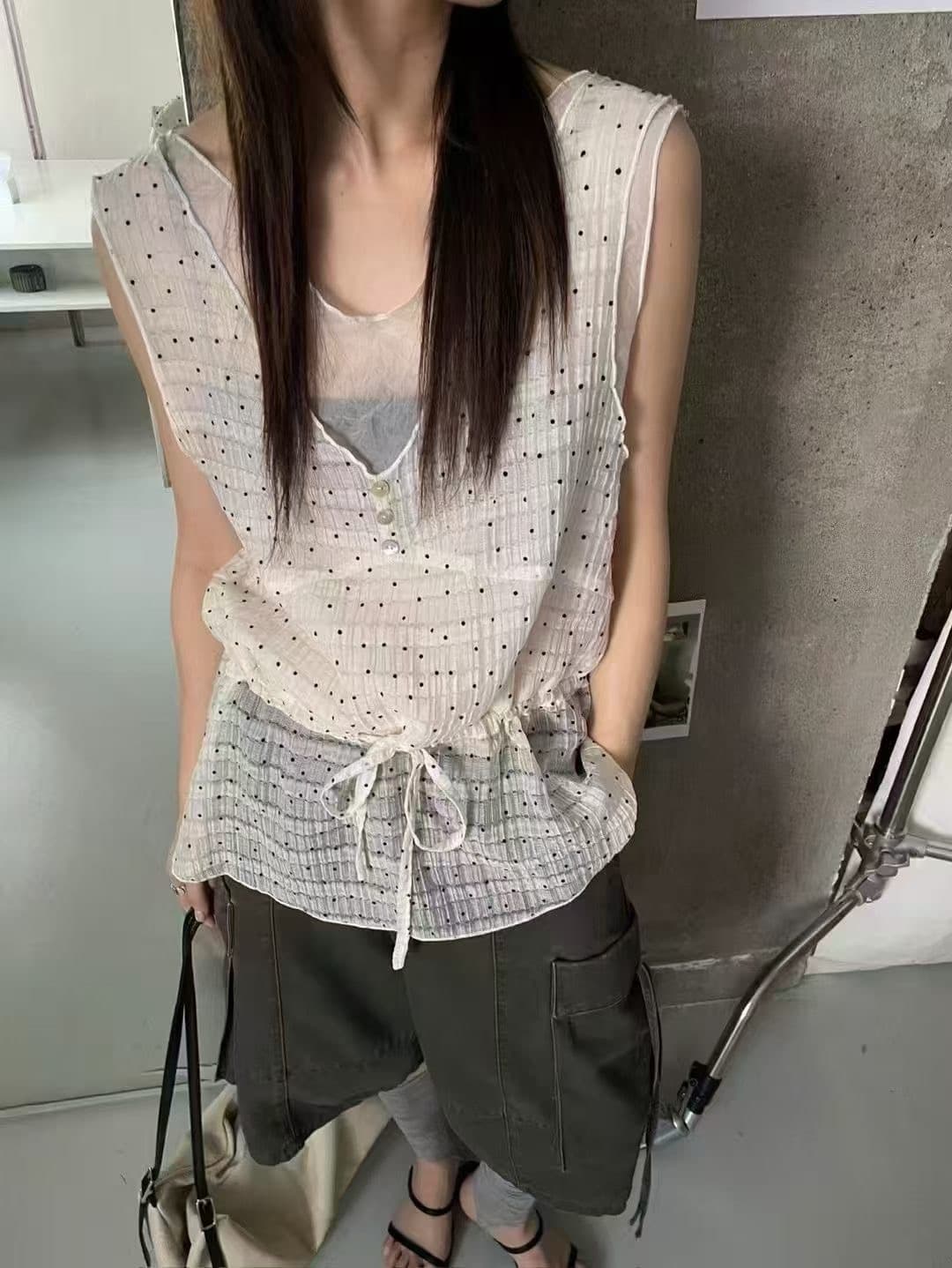 chic 한 부서 디자인 센스 슬림해 보이는 페이크 레이어드 도트 무늬 조끼 작은 셔츠 여성 재고 있음 상세 이미지 9