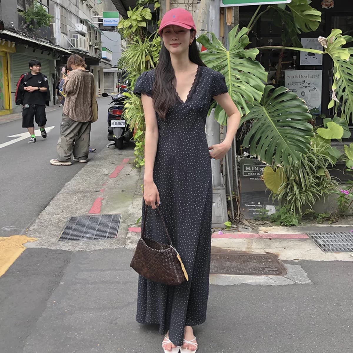 chic 한국 레이스 V넥 레이스업 허리 검정색 꽃무늬 롱 스커트 드레스 이미지 2