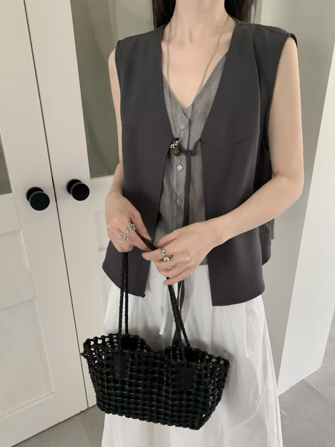 chic 페이크 레이어드 V넥 레이스업 민소매 베스트 조끼 여성 상세 이미지 1