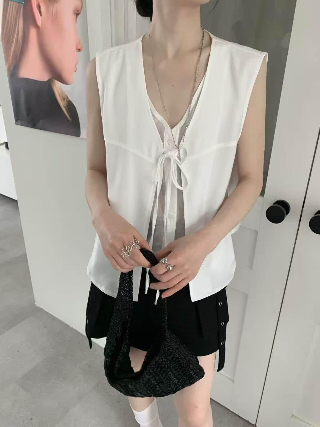 chic 페이크 레이어드 V넥 레이스업 민소매 베스트 조끼 여성 상세 이미지 6
