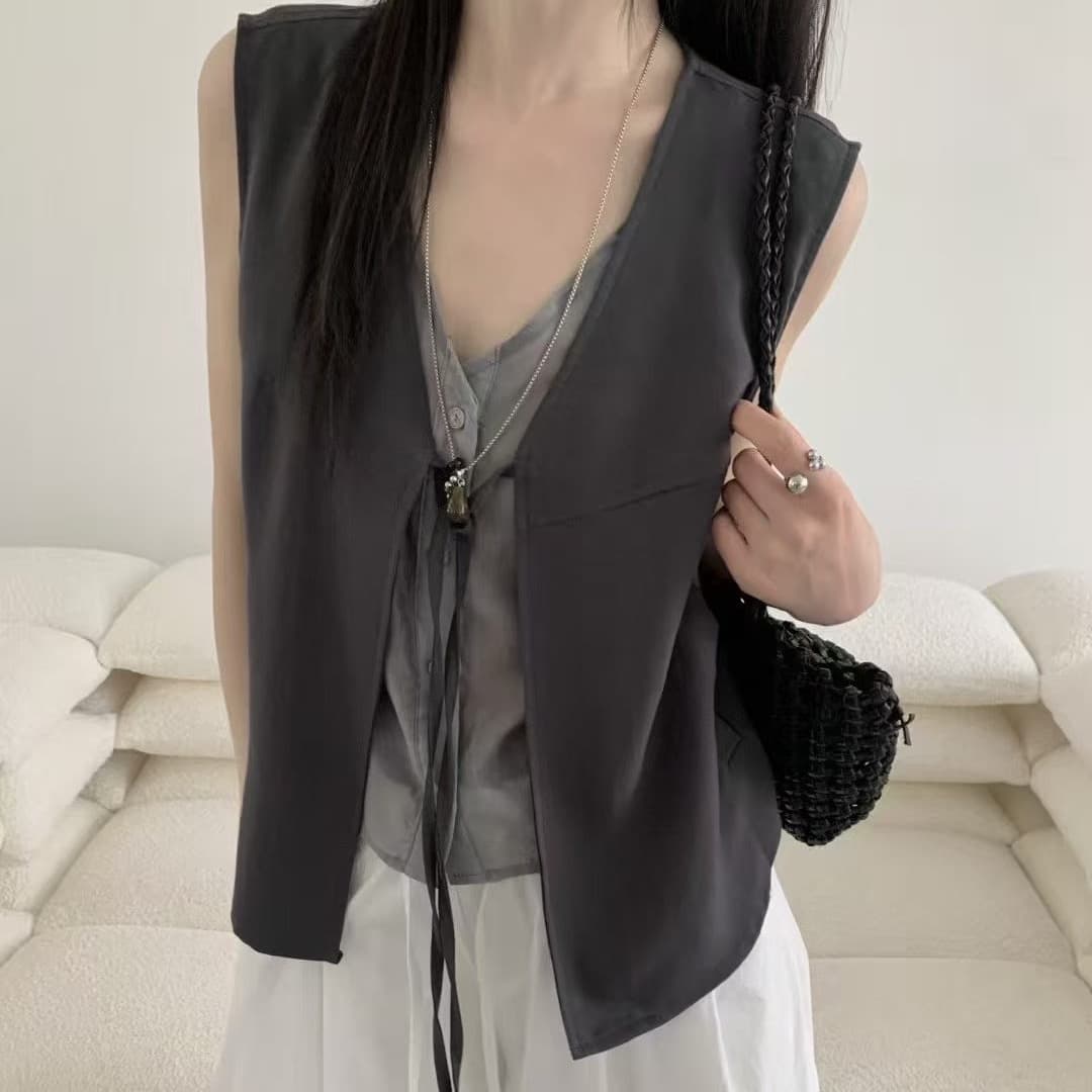 chic 페이크 레이어드 V넥 레이스업 민소매 베스트 조끼 여성 상세 이미지 8