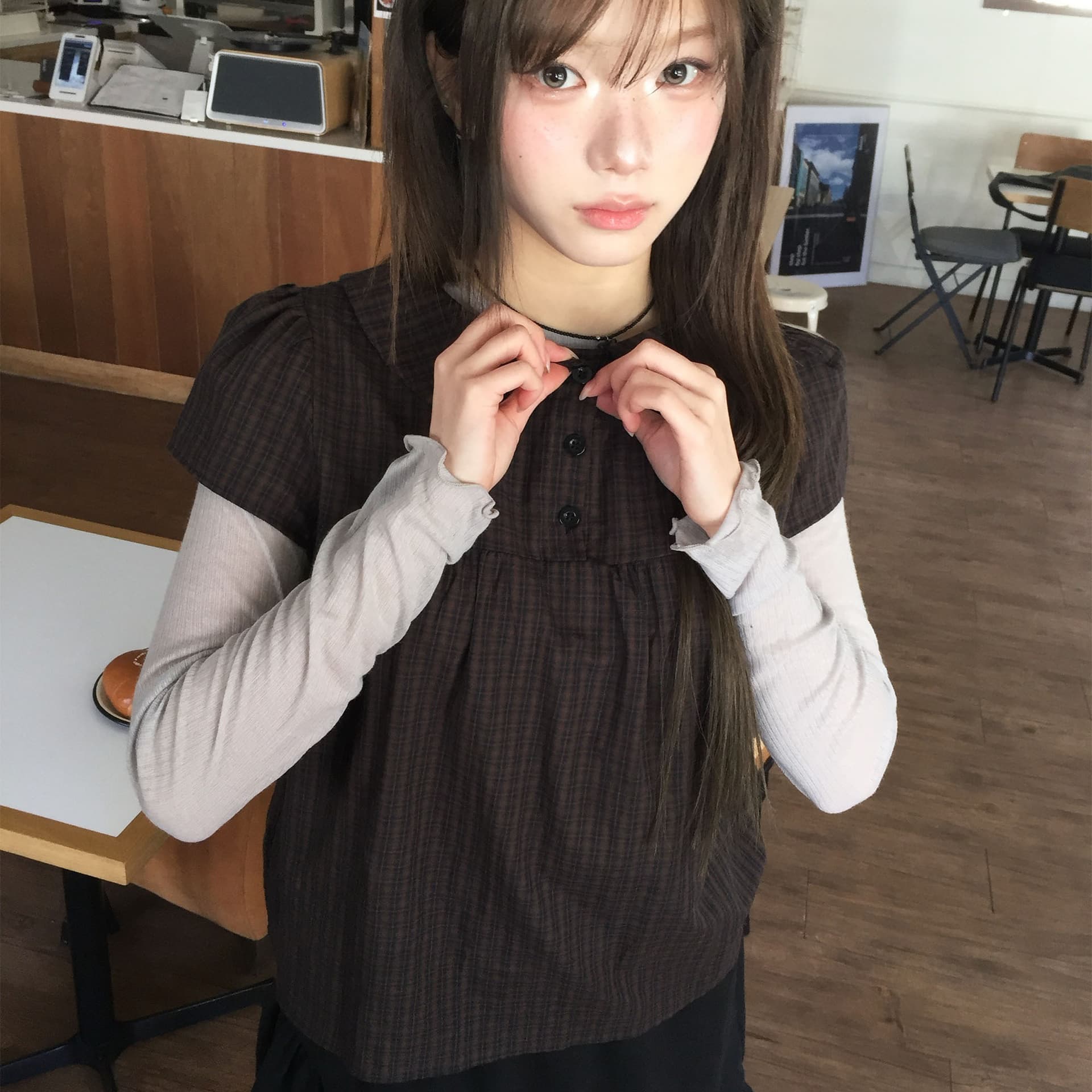 재고 있음 레트로 레이스 베이비 칼라 반팔 맨위 루즈핏 슬림해 보이는 격자 무늬 셔츠 상세 이미지 6