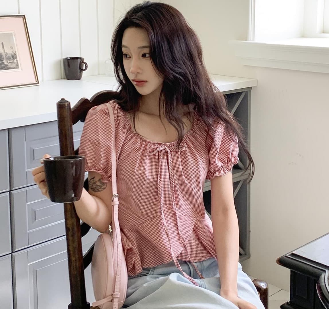재고 있음 여름 한 바람 디자인 센스 오프숄더 레이스업 거품 소매 체크무늬 프릴 반팔 셔츠 상세 이미지 3