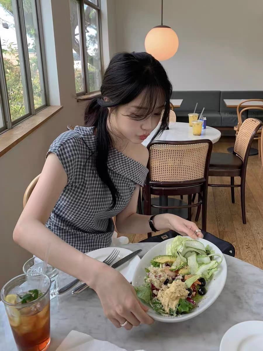 있음 창고 한국 여름 섹션 비대칭 비스듬한 어깨 칼라 디자인 품격 체크무늬 셔츠 상세 이미지 3