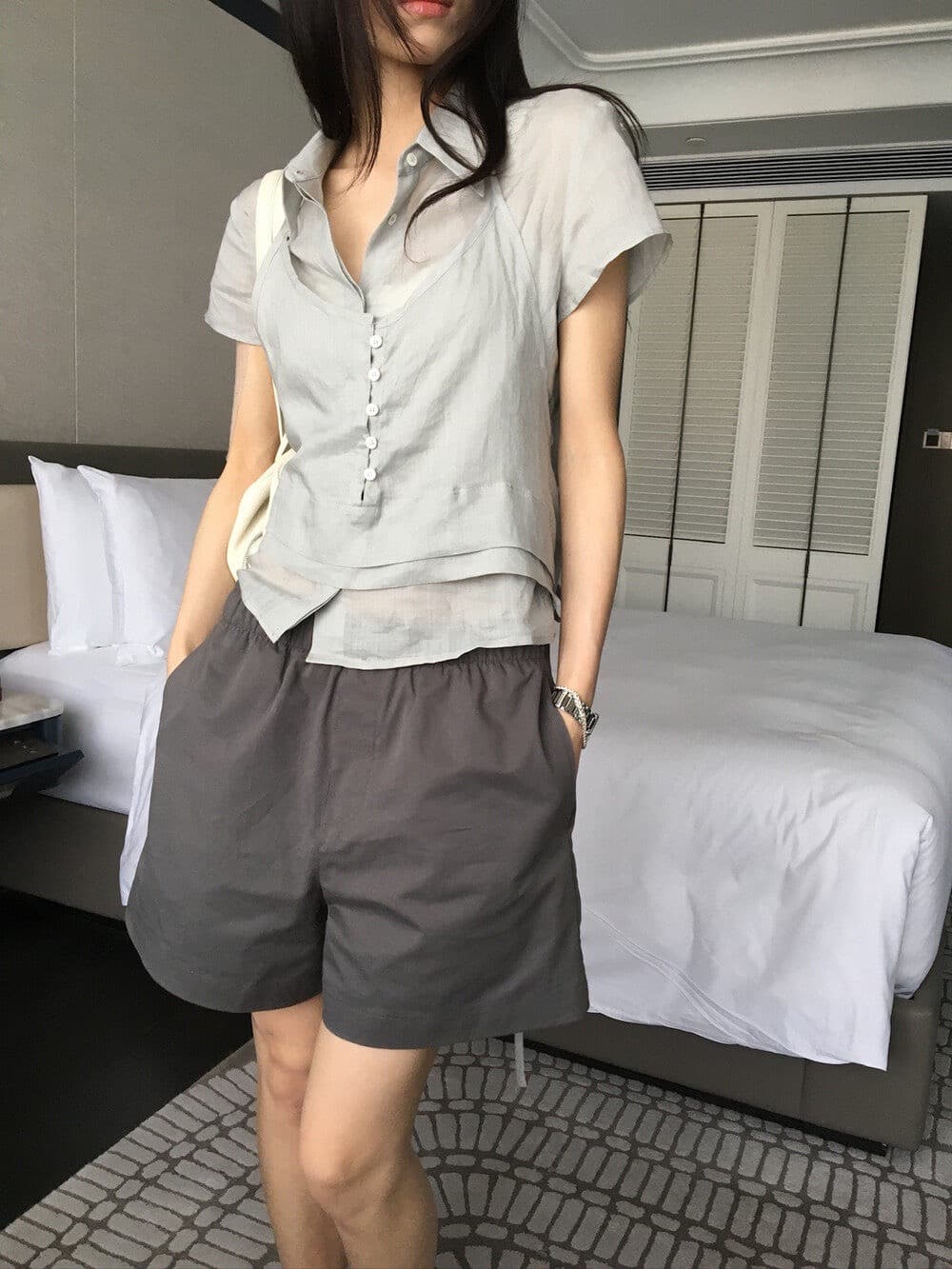 재고 있음 2026 여름 다용도 폴로 칼라 레이스업 행침 목 슬립 페이크 레이어드 반팔 셔츠 상세 이미지 11