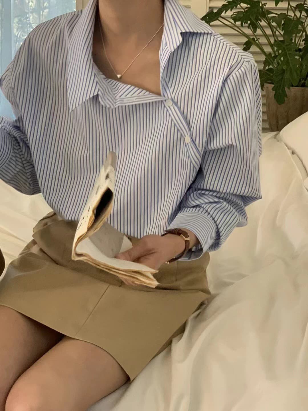 재고 있음 chic 한국 스타일 디자인 센스 Chic 폴로 칼라 불규칙 비스듬한 버클 스트라이프 긴팔 셔츠 상세 이미지 4
