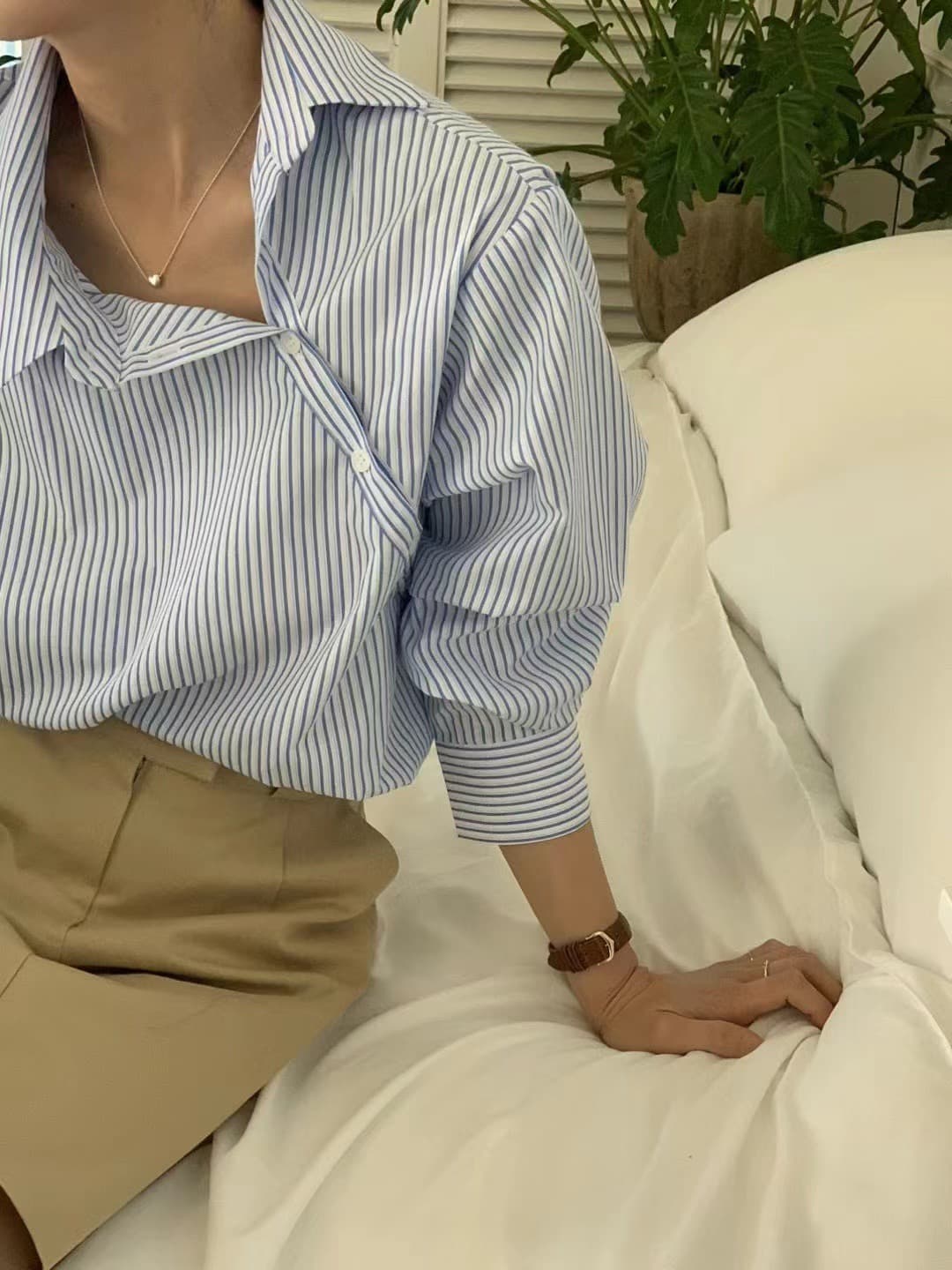 재고 있음 chic 한국 스타일 디자인 센스 Chic 폴로 칼라 불규칙 비스듬한 버클 스트라이프 긴팔 셔츠 상세 이미지 5