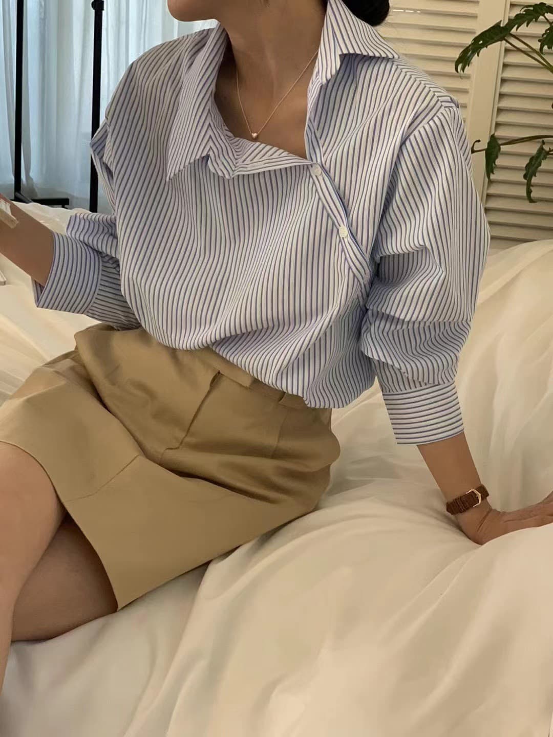 재고 있음 chic 한국 스타일 디자인 센스 Chic 폴로 칼라 불규칙 비스듬한 버클 스트라이프 긴팔 셔츠 상세 이미지 6