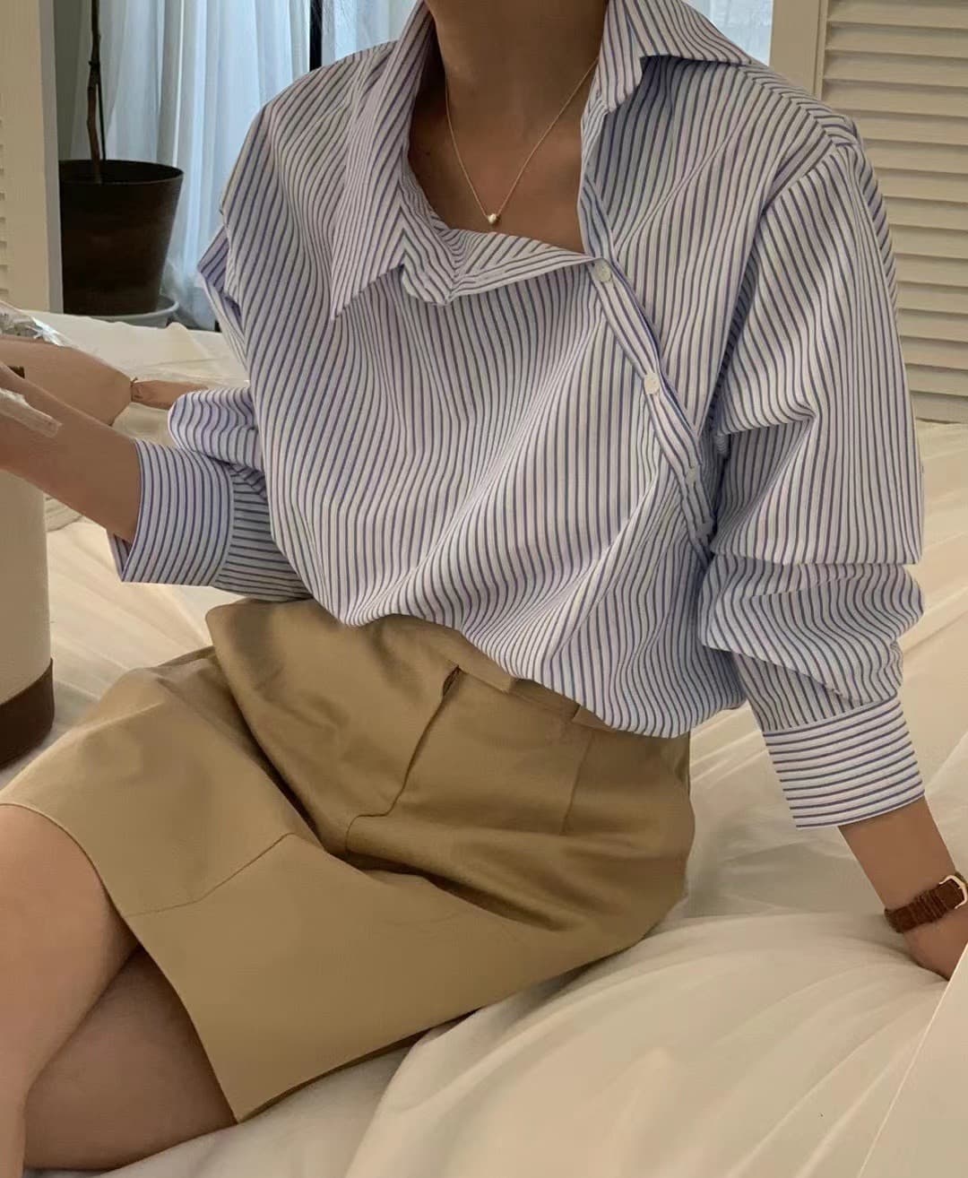 재고 있음 chic 한국 스타일 디자인 센스 Chic 폴로 칼라 불규칙 비스듬한 버클 스트라이프 긴팔 셔츠 상세 이미지 16