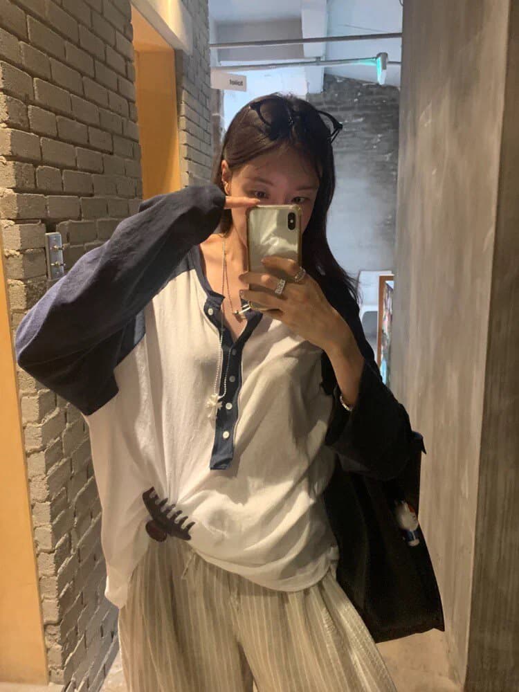 재고 있음 한국 동대문 느슨함 센스 느긋한 바람 얇은 스타일 배색 삽입 어깨 헨리 칼라 긴팔 티셔츠 여성 상세 이미지 4