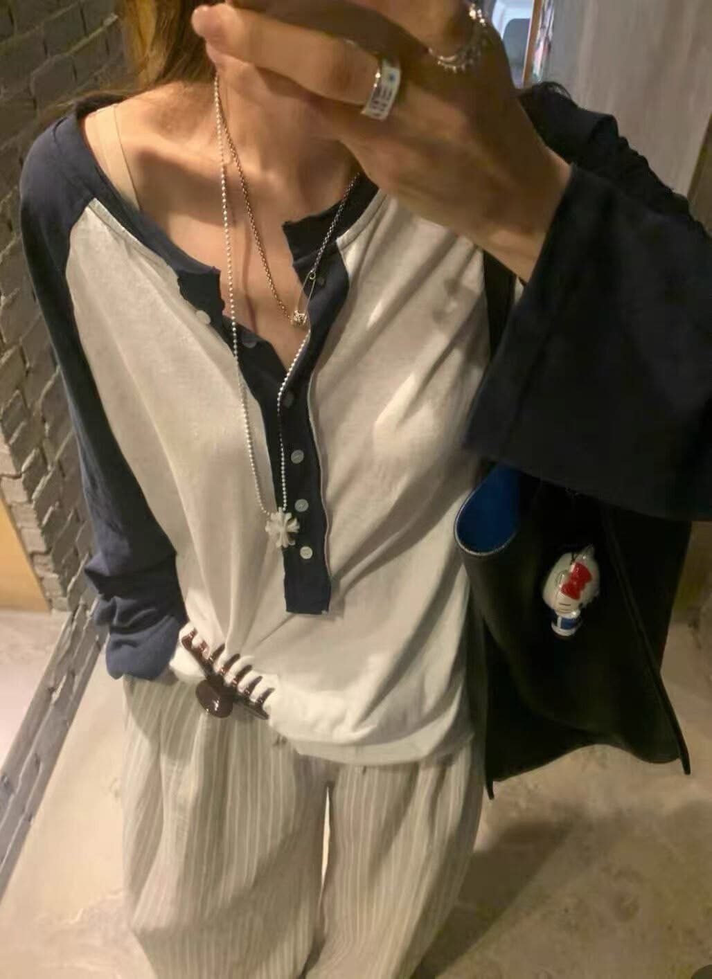 재고 있음 한국 동대문 느슨함 센스 느긋한 바람 얇은 스타일 배색 삽입 어깨 헨리 칼라 긴팔 티셔츠 여성 상세 이미지 6