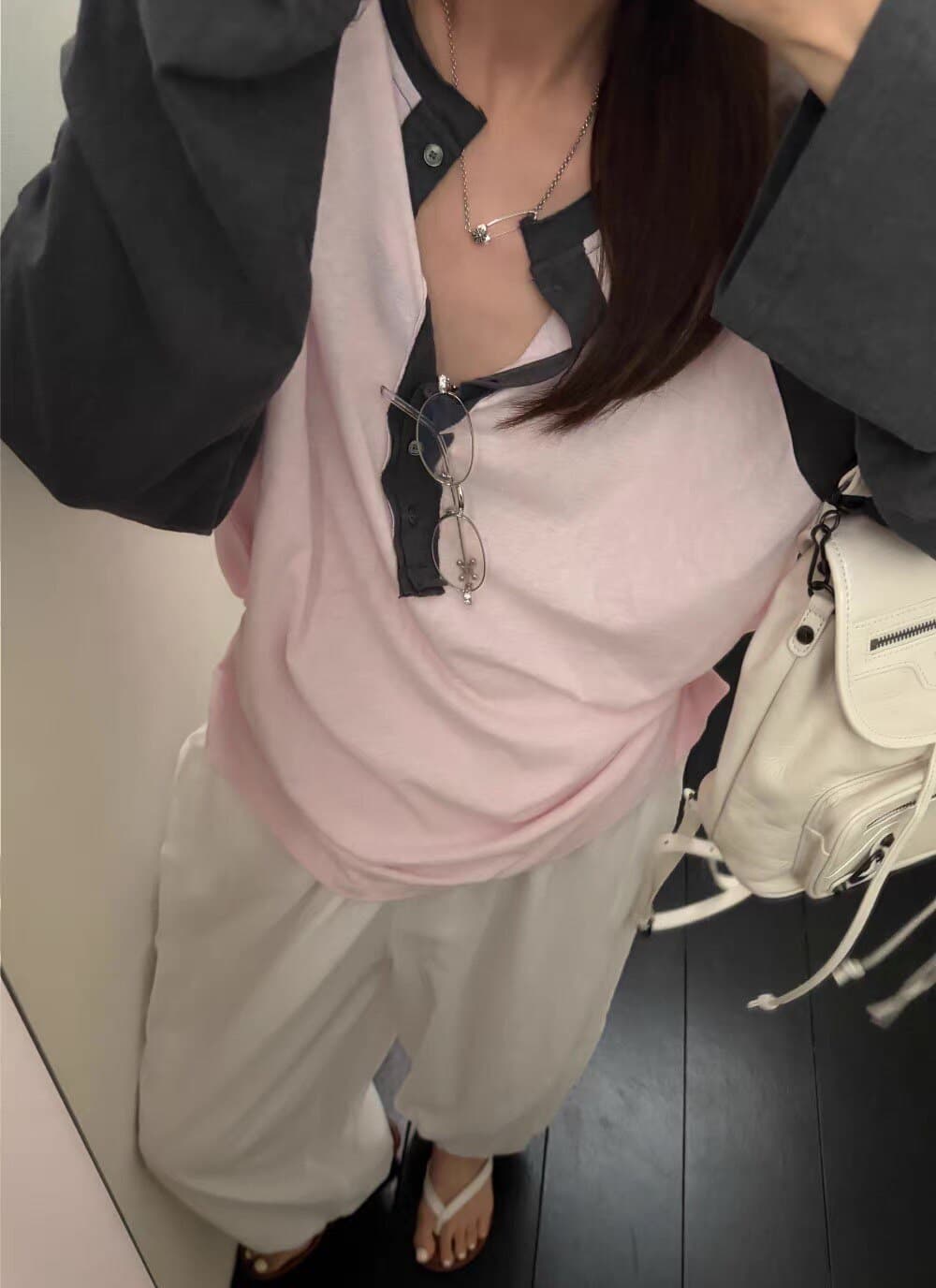재고 있음 한국 동대문 느슨함 센스 느긋한 바람 얇은 스타일 배색 삽입 어깨 헨리 칼라 긴팔 티셔츠 여성 상세 이미지 7