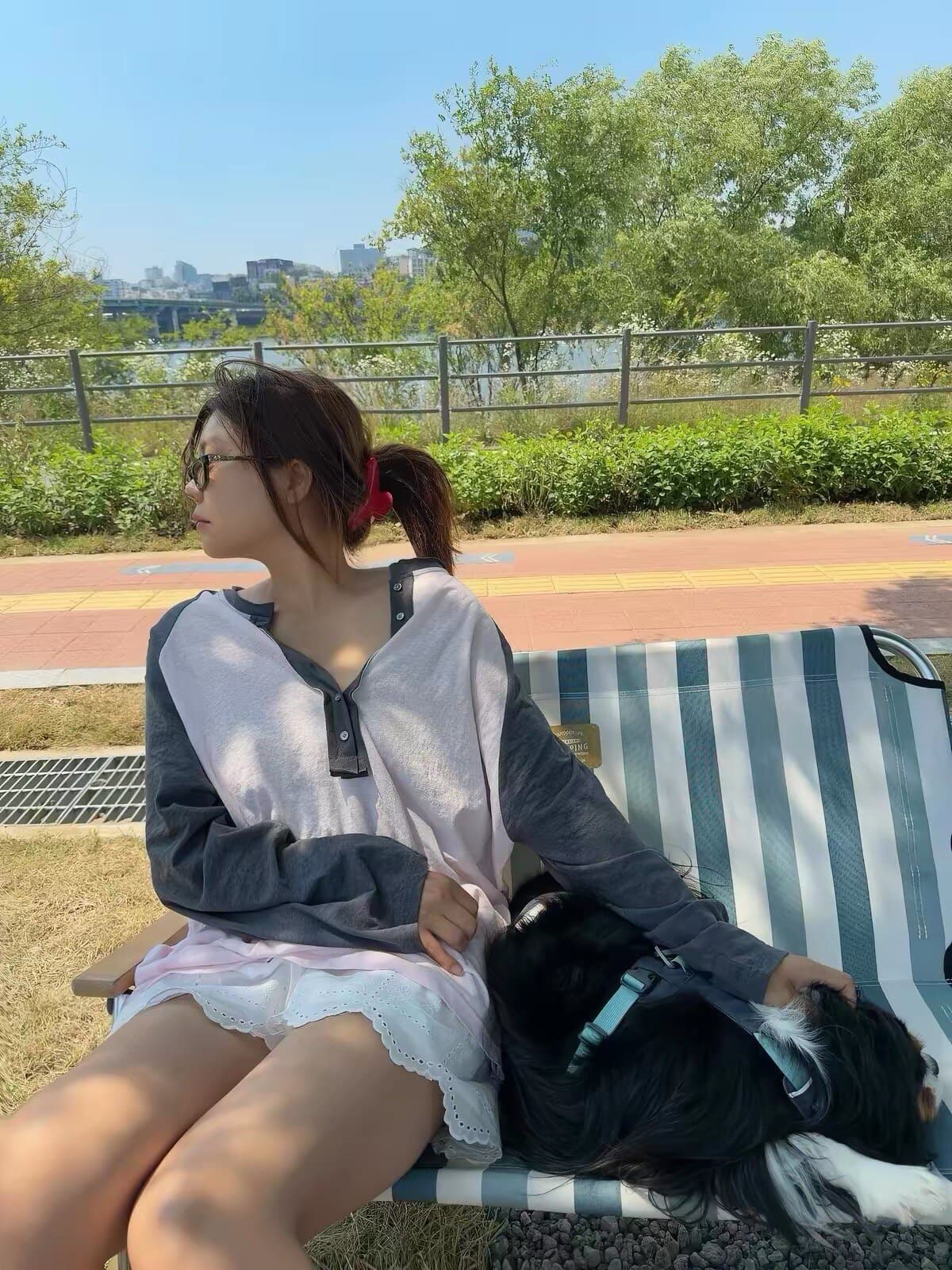 재고 있음 한국 동대문 느슨함 센스 느긋한 바람 얇은 스타일 배색 삽입 어깨 헨리 칼라 긴팔 티셔츠 여성 상세 이미지 12