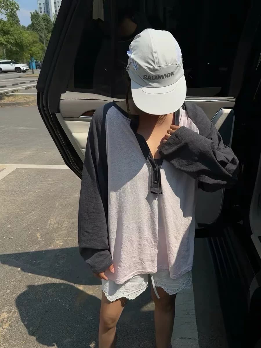 재고 있음 한국 동대문 느슨함 센스 느긋한 바람 얇은 스타일 배색 삽입 어깨 헨리 칼라 긴팔 티셔츠 여성 상세 이미지 15