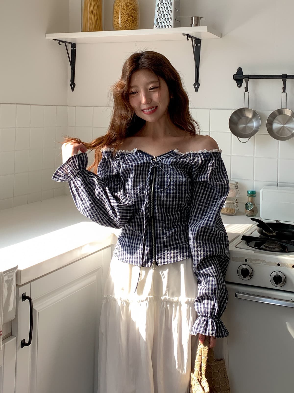 재고 있음 2026 디자인 센스 클래식 체크무늬 지퍼 나팔 소매 레이스 측면 순수한 욕망 바람 보트넥 셔츠 여성 상세 이미지 5