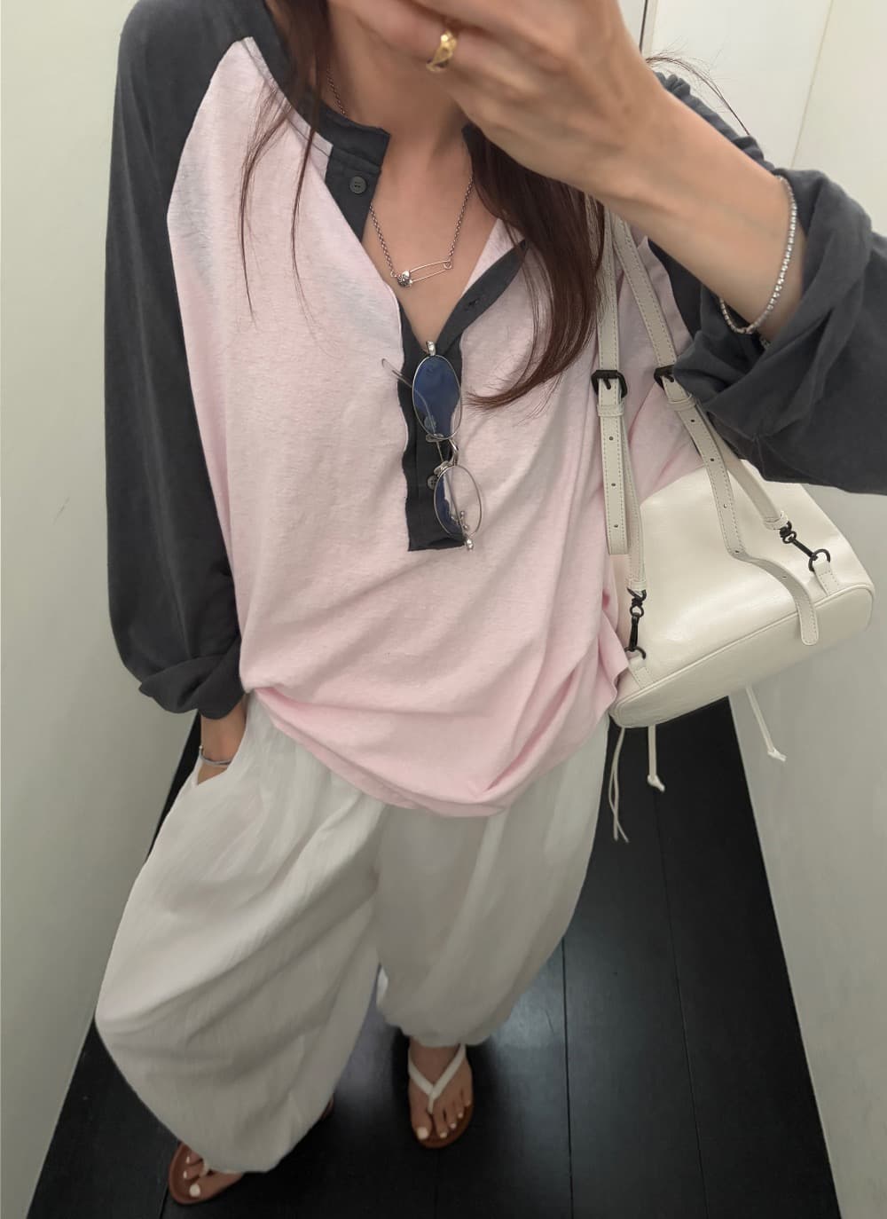 재고 있음 한국 동대문 느슨함 센스 느긋한 바람 얇은 스타일 배색 삽입 어깨 헨리 칼라 긴팔 티셔츠 여성 상세 이미지 3