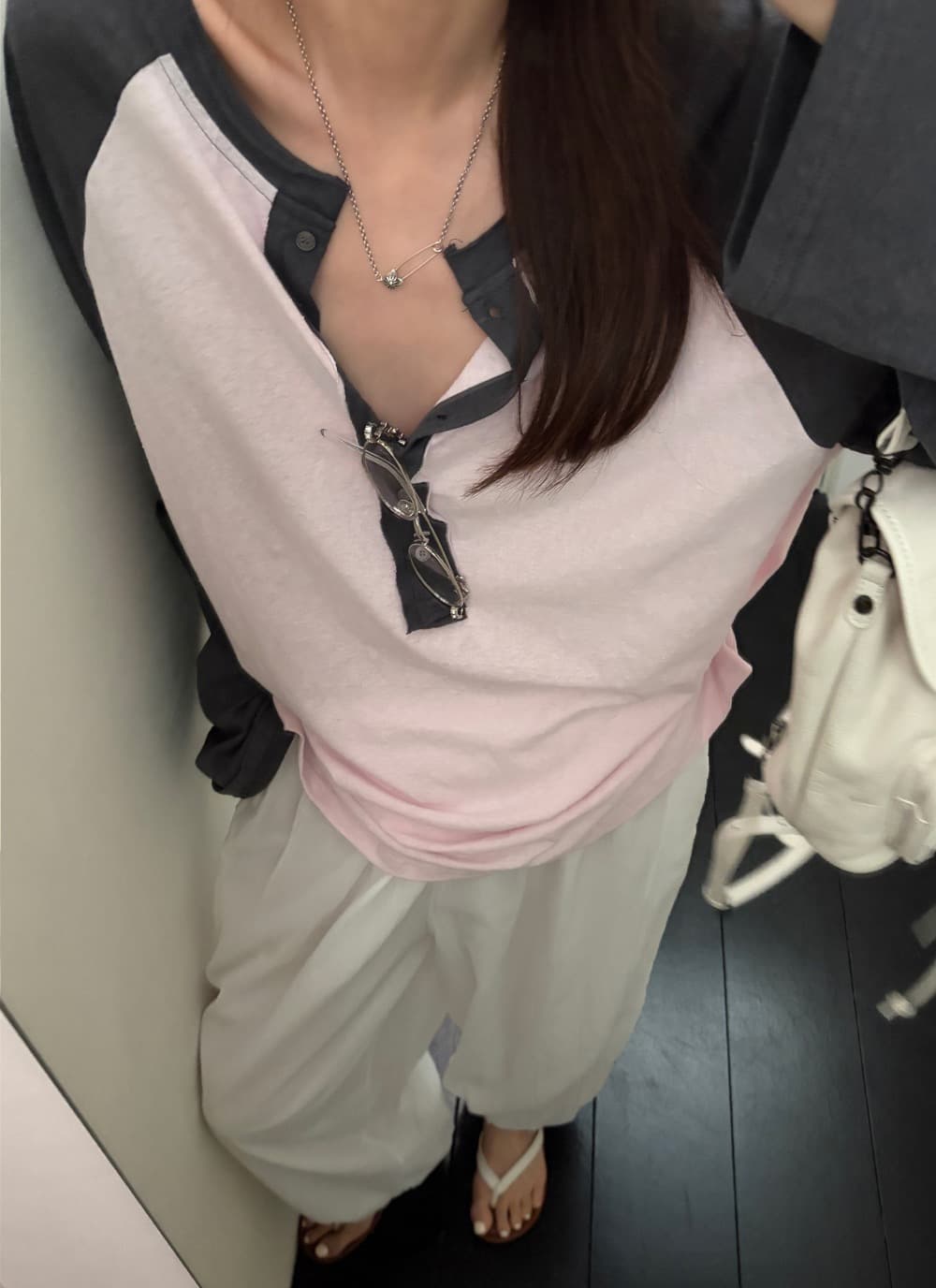 재고 있음 한국 동대문 느슨함 센스 느긋한 바람 얇은 스타일 배색 삽입 어깨 헨리 칼라 긴팔 티셔츠 여성 상세 이미지 5
