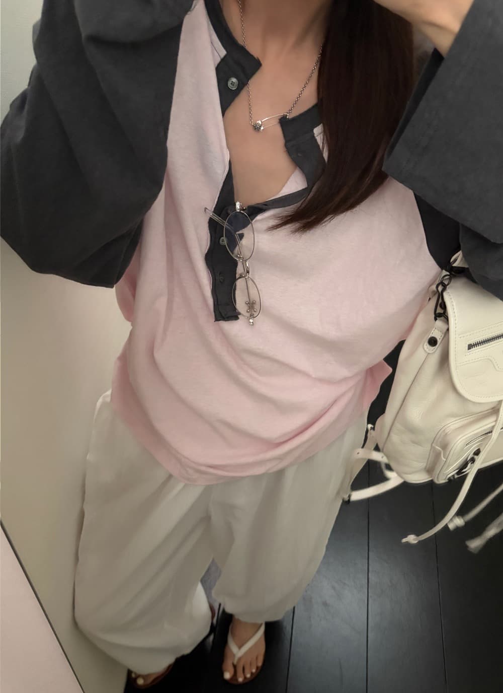 재고 있음 한국 동대문 느슨함 센스 느긋한 바람 얇은 스타일 배색 삽입 어깨 헨리 칼라 긴팔 티셔츠 여성 상세 이미지 6