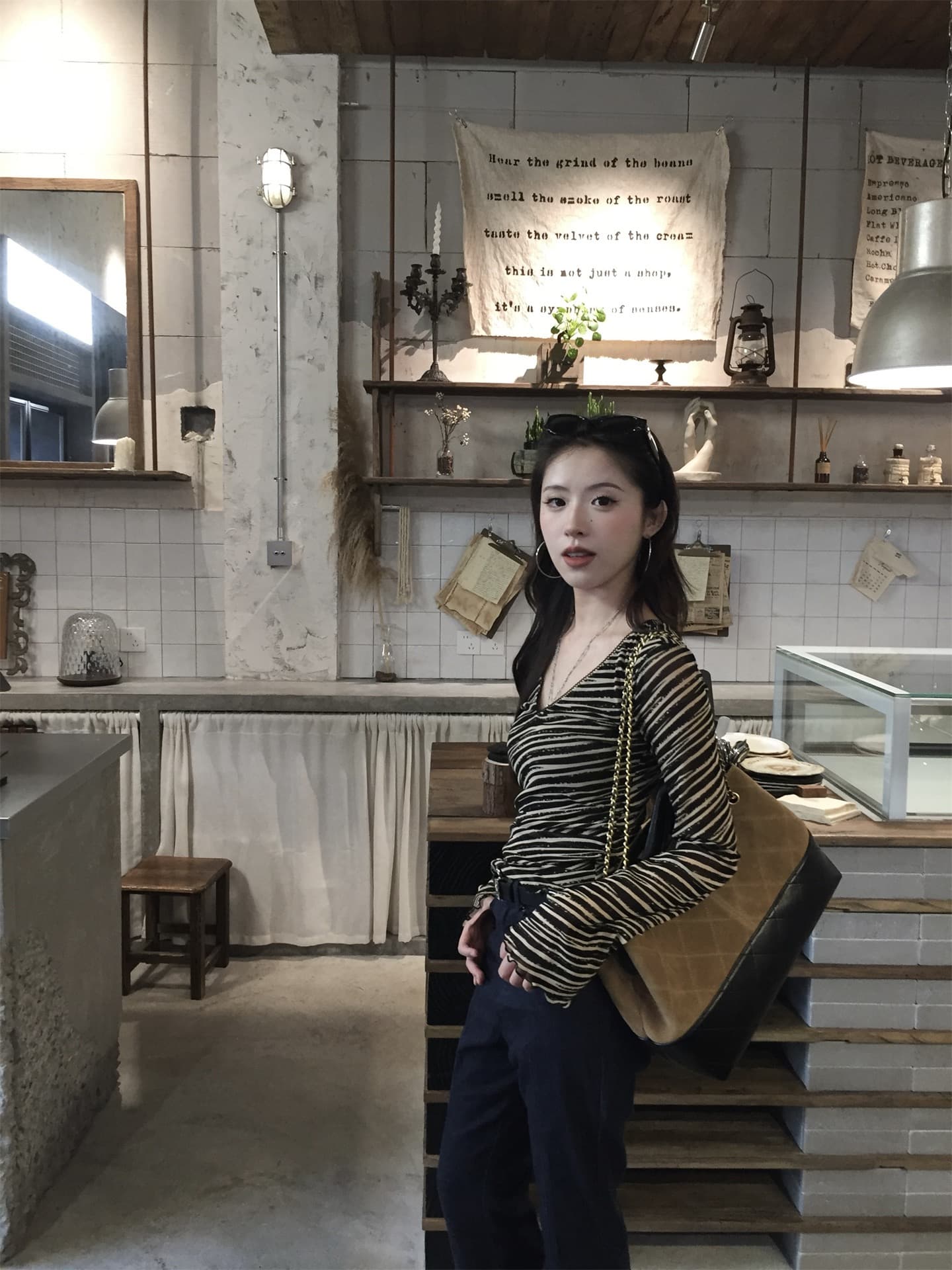 실사 정가 새로운 긴팔 몸매 가꾸기 얼룩말 스트라이프 V넥 티셔츠 레트로 디자인 센스 기본 셔츠 맨위 상세 이미지 2